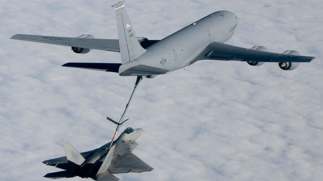Fighter jet refueling with fueling plane