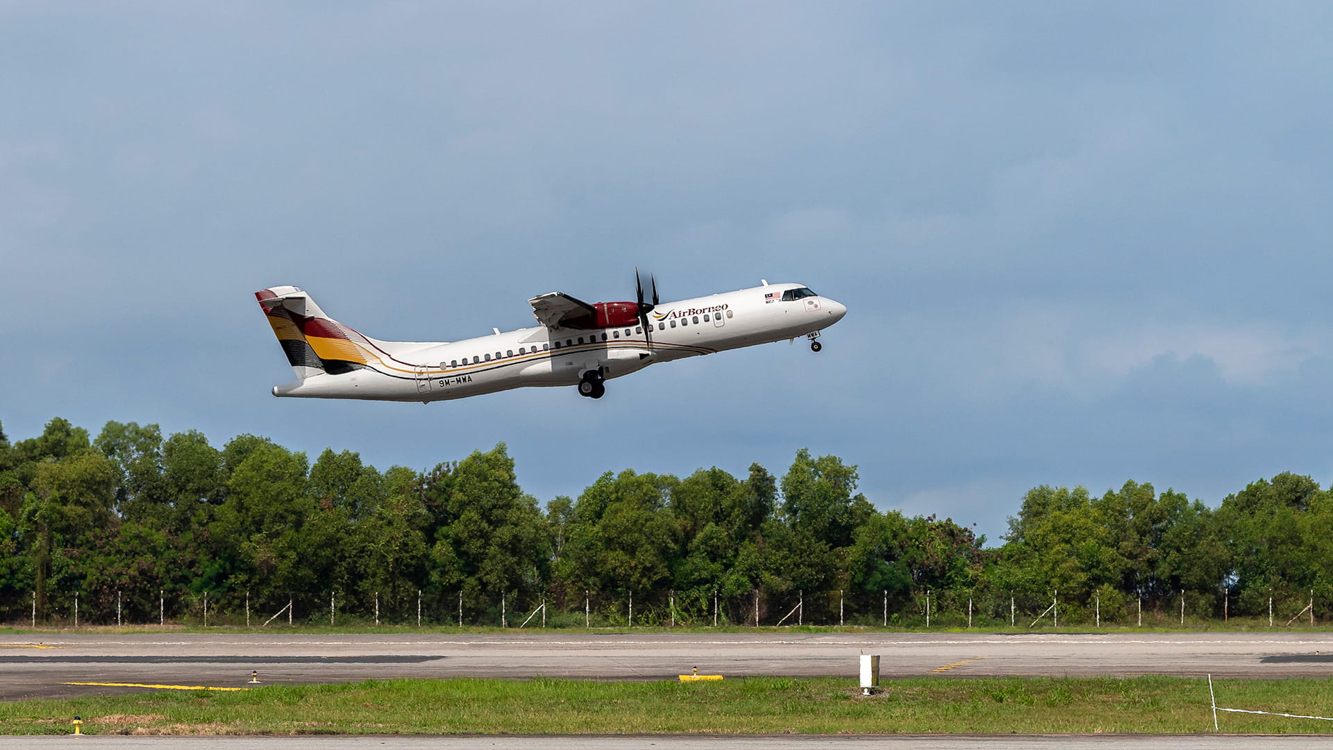 ATR 72-500 regional turboprop with AirBorneo branding (Photo credit: AirBorneo Airways)