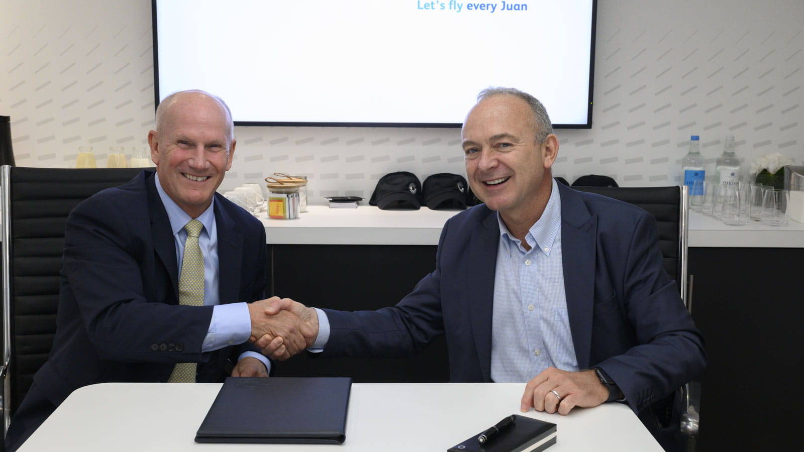 From L to R_ Rick Deurloo, president of Commercial Engines at Pratt & Whitney and Mike Szücs, CEO of Cebu Pacific sign agreement for up to 152 A321neo aircraft, which will be powered by GTF engines.