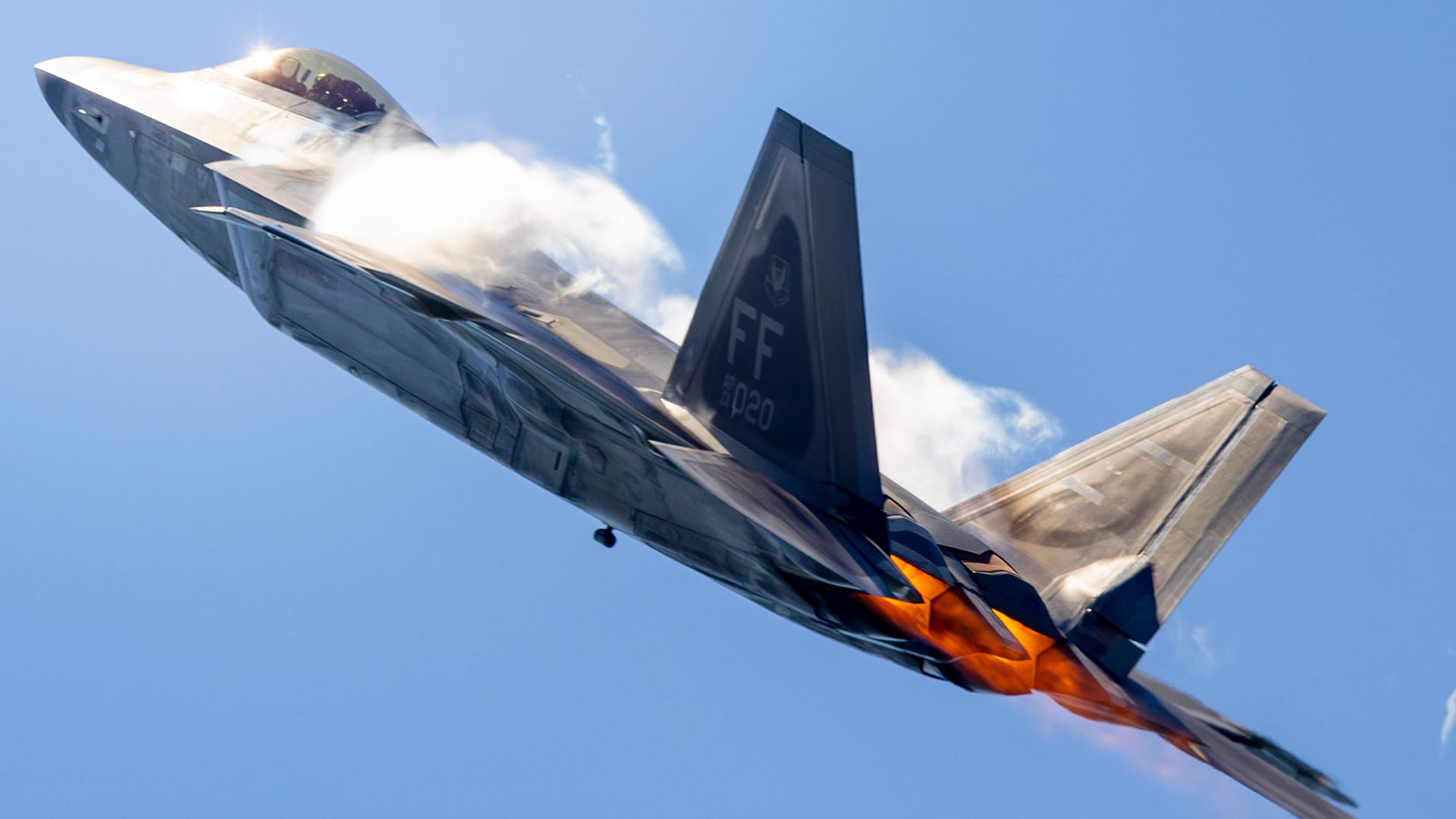 An F119 fighter in flight