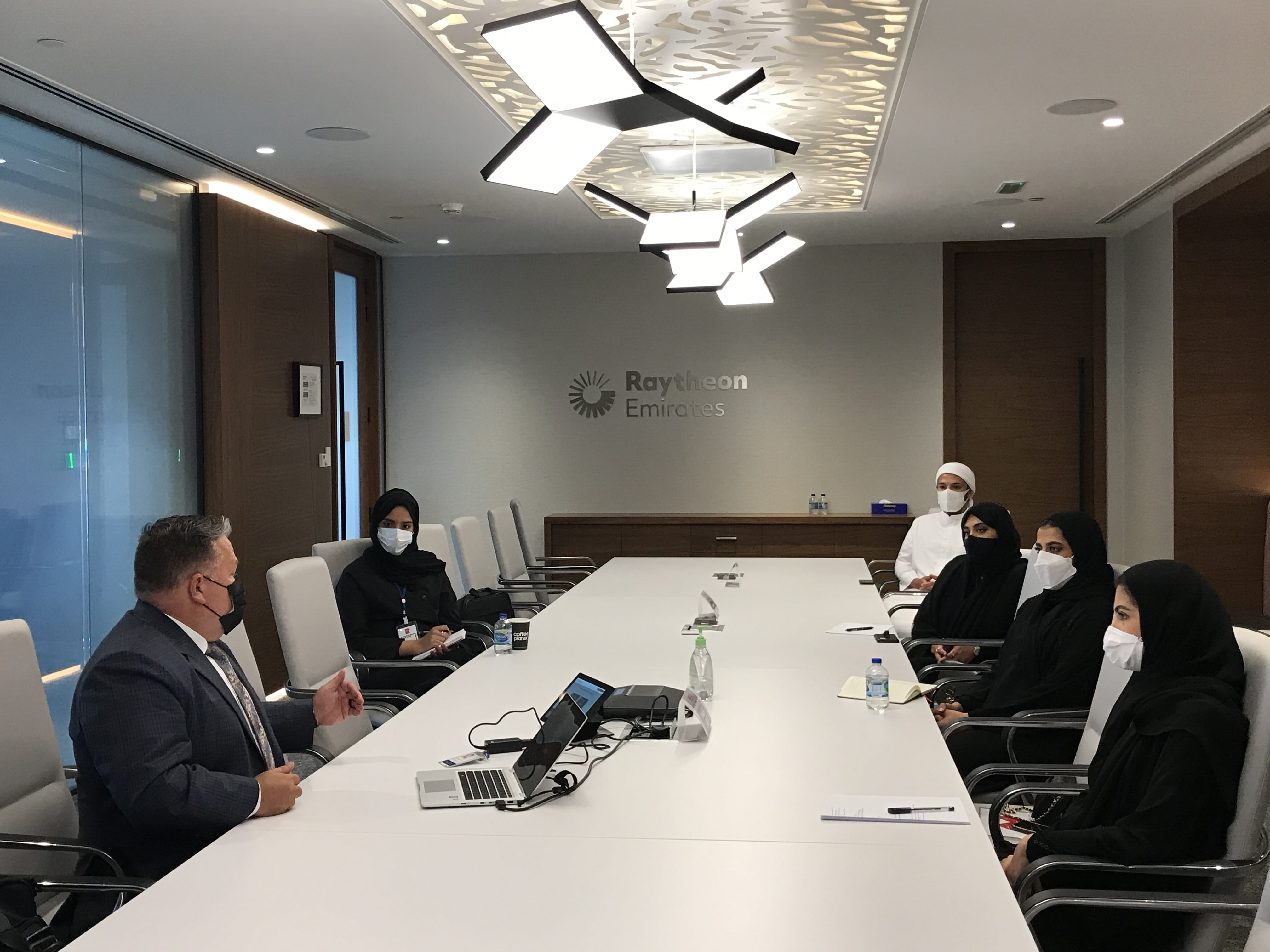 تعاون المتدربون مع موظفي شركة "ريثيون الإمارات" الذين يعملون في مجالات الأمن السيبراني، والموارد البشرية، وتطوير الأعمال، والتمويل، وإدارة المشاريع، والتجارة الدولية. "
