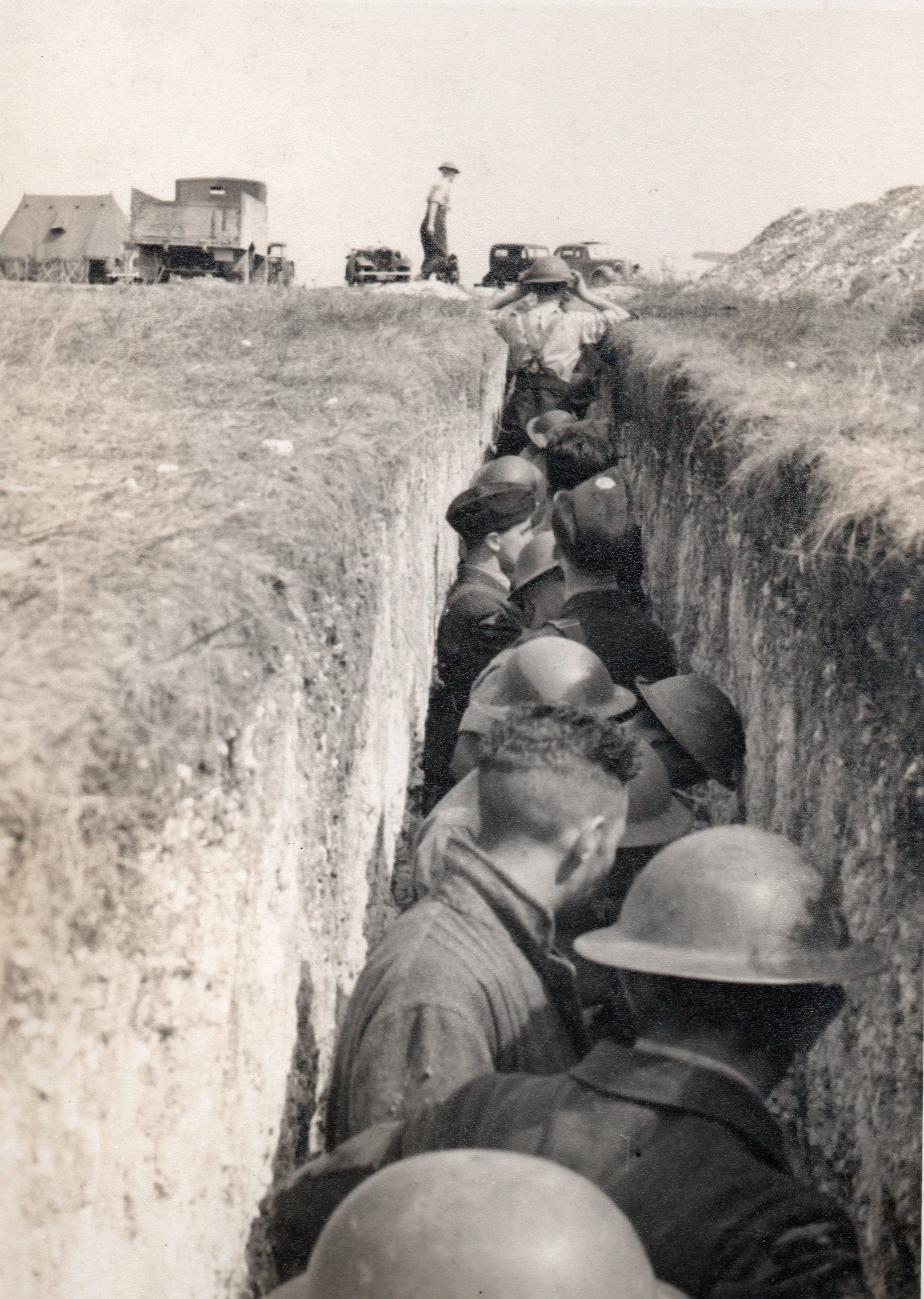 Battle of Britain: Ground crew take cover, August 1940 (copyright: Chris Goss)