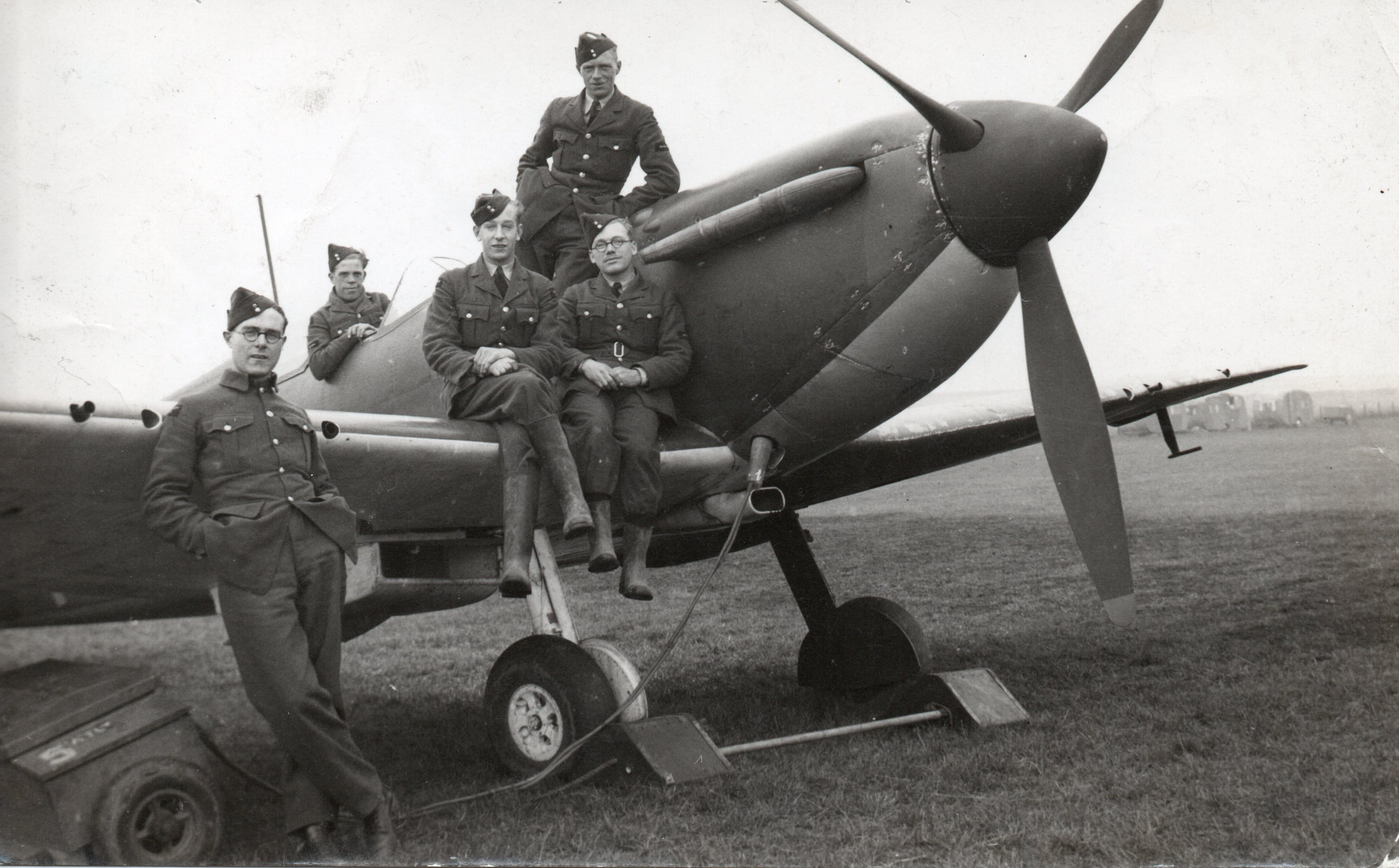 Battle of Britain: The groundcrew of 609 Squadron  (copyright: Chris Goss)