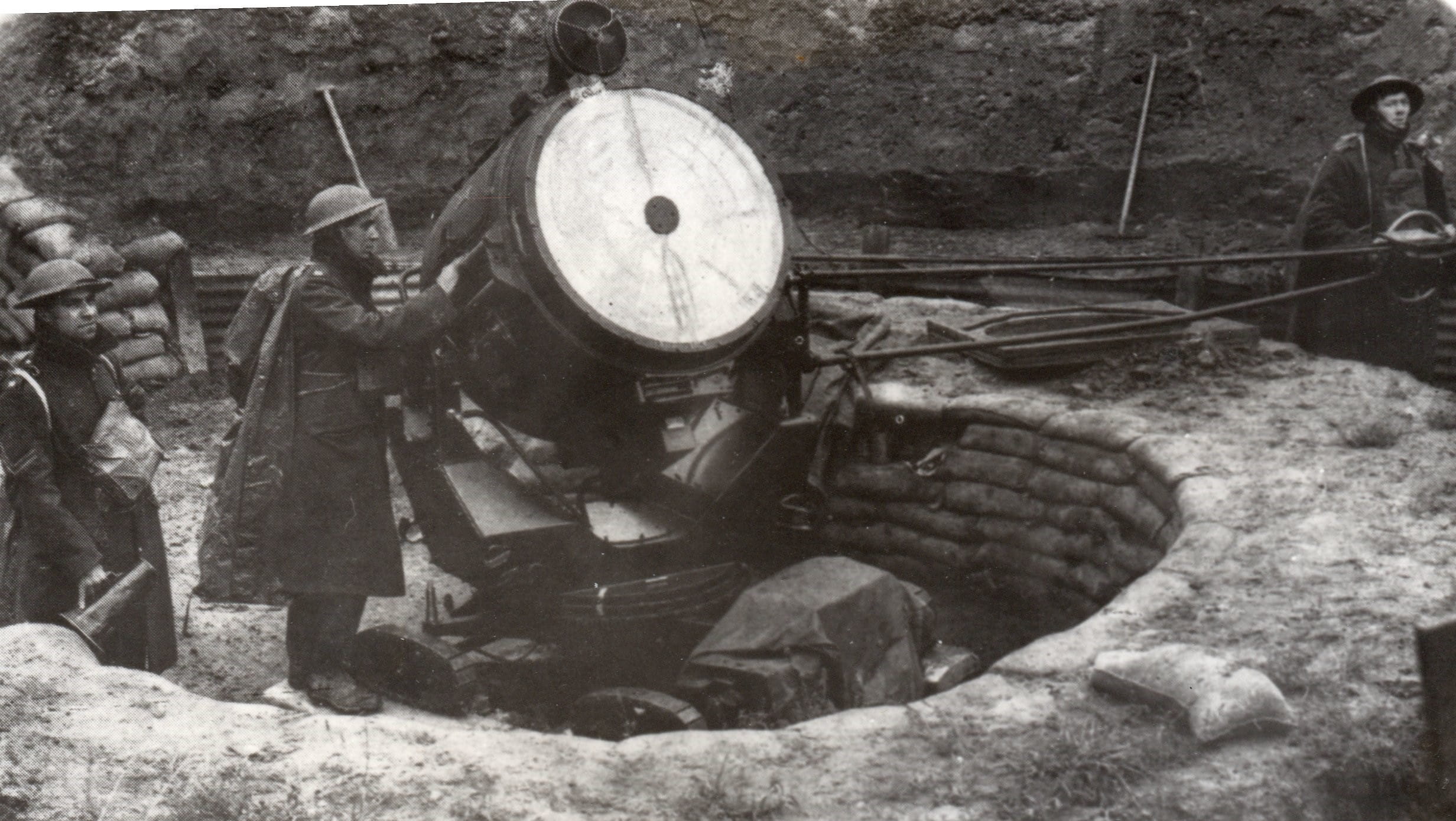 Battle of Britain: Searchlight crew in action (copyright: Chris Goss)