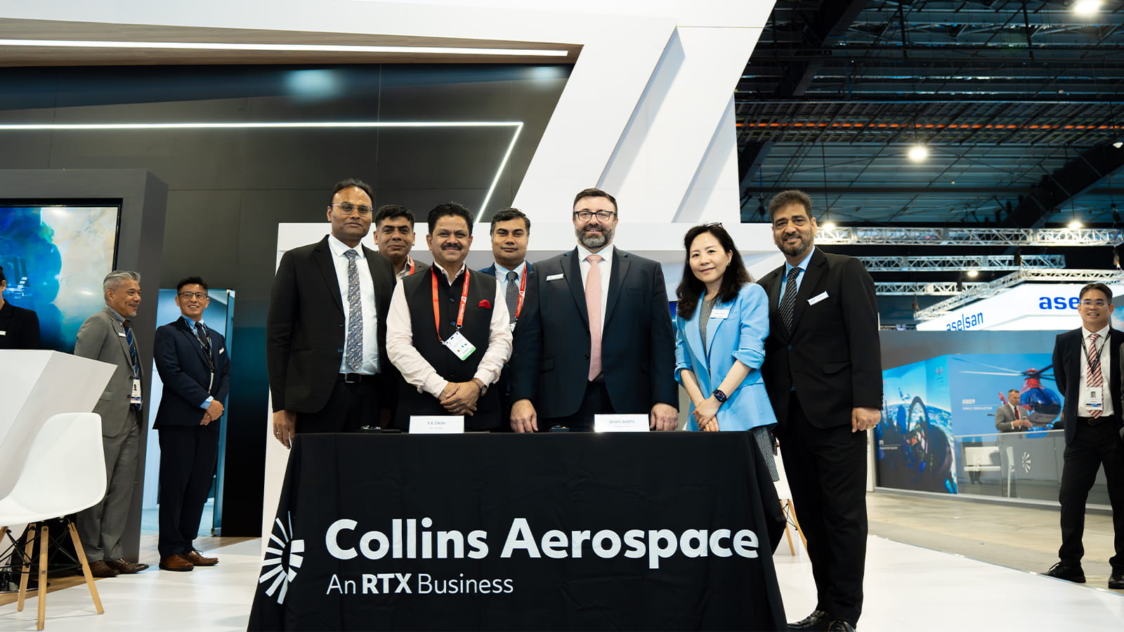 Signing by S.K.Dash, CTO, Air India (third from left) and Brian Barta, Head of Sales, Global Commercial Avionics, Collins Aerospace (third from right).
