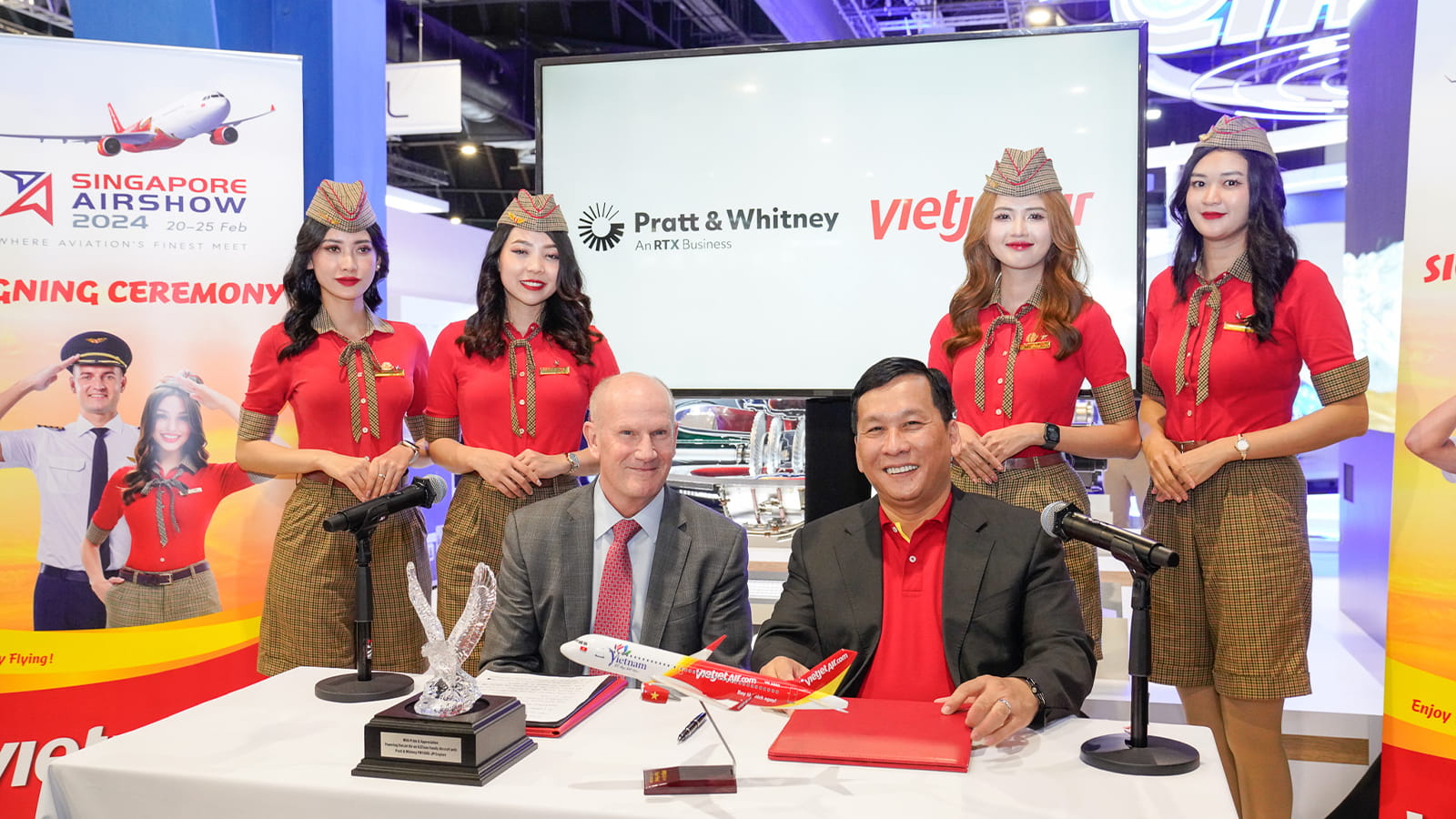 Rick Deurloo, president of Commercial Engines at Pratt & Whitney (left) and Dinh Viet Phuong, CEO, Vietjet (right) signing an agreement for RTX’s Pratt & Whitney to provide GTF engines for 19 additional A321neo aircraft for Vietjet