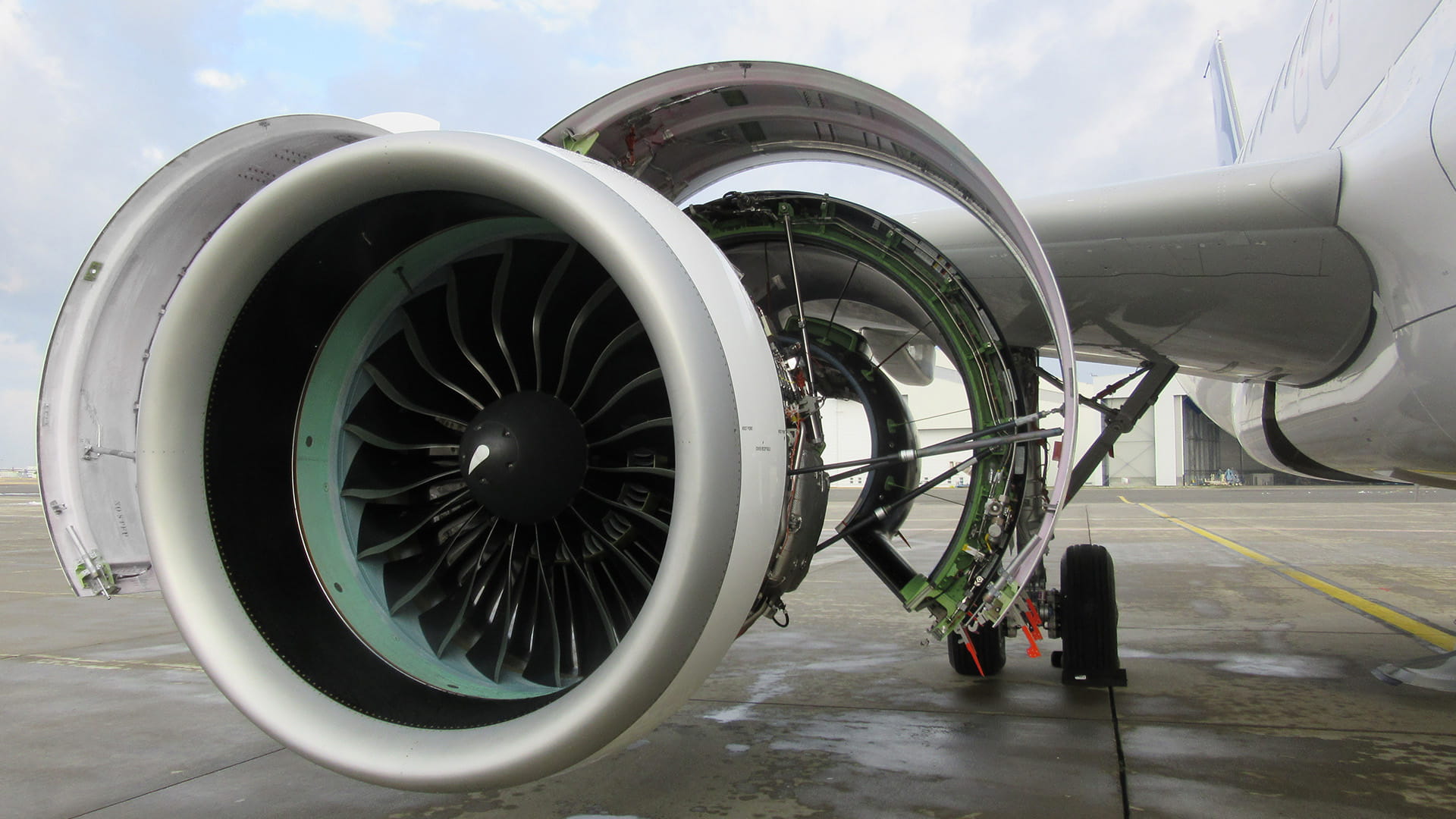 Our nacelle system integration expertise goes into designing optimized solutions for every component of the nacelle from the inlet cowl, fan cowl and thrust reverser, to engine exhaust. 