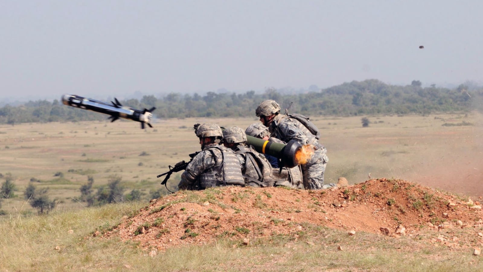 Soldiers fire the Javelin missile. (Photo: DVIDS).