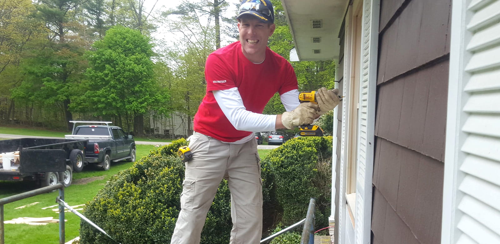Raytheon employees volunteering at Ironstone Farm.