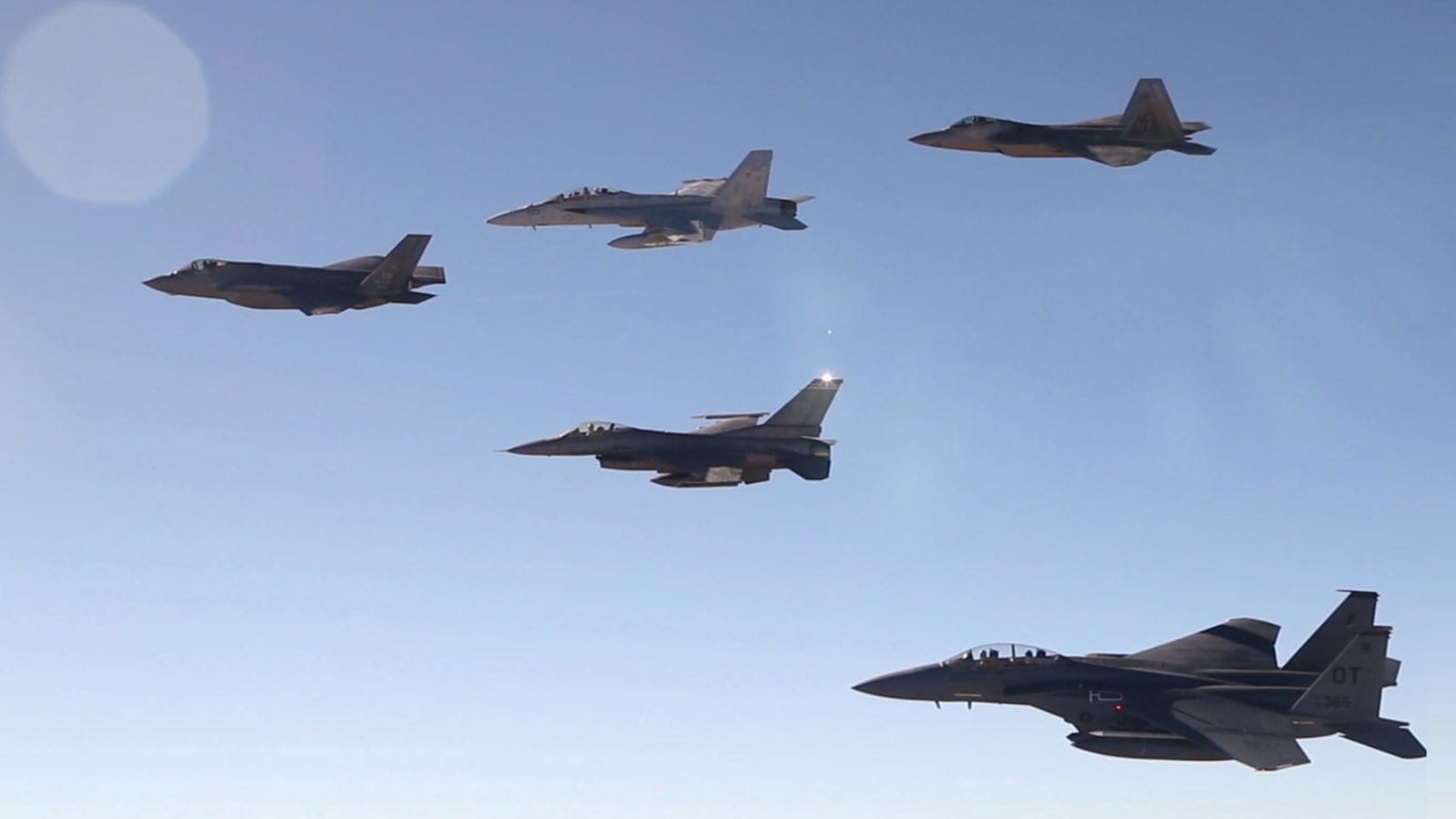 Myśliwce czwartej, piątej i szóstej generacji łączą siły dzięki Raytheon Technologies