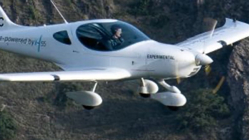 single prop aircraft in flight