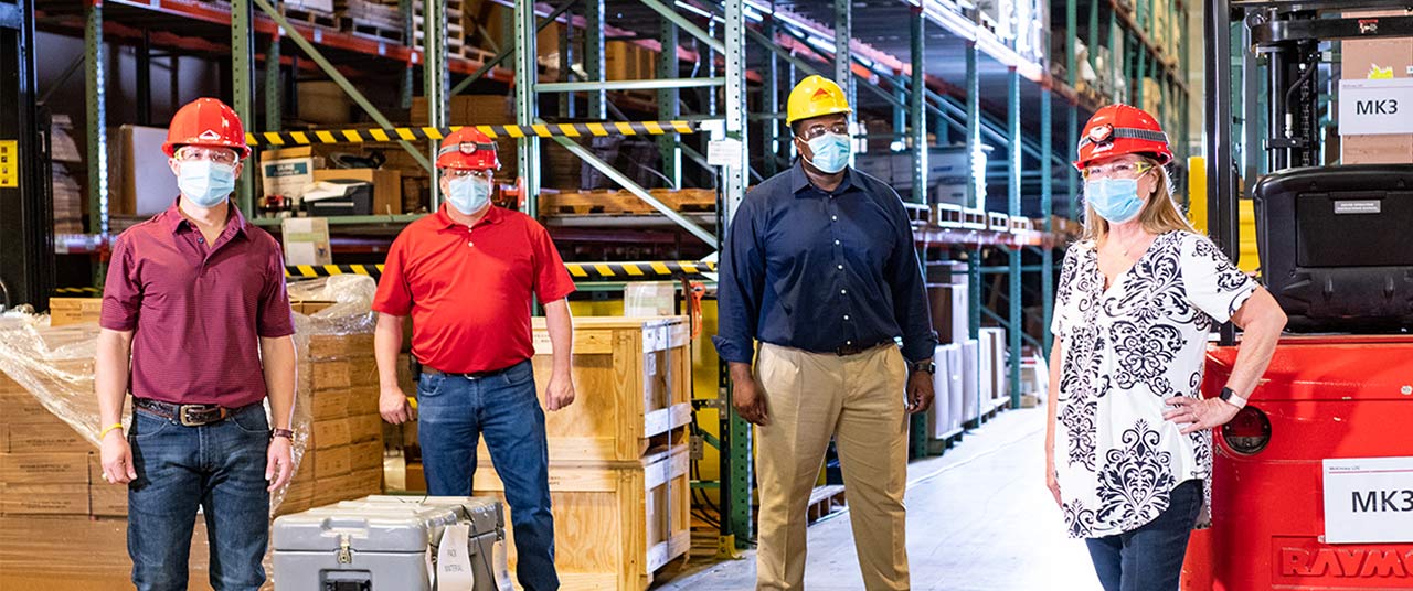 4 Employees wearing helmet