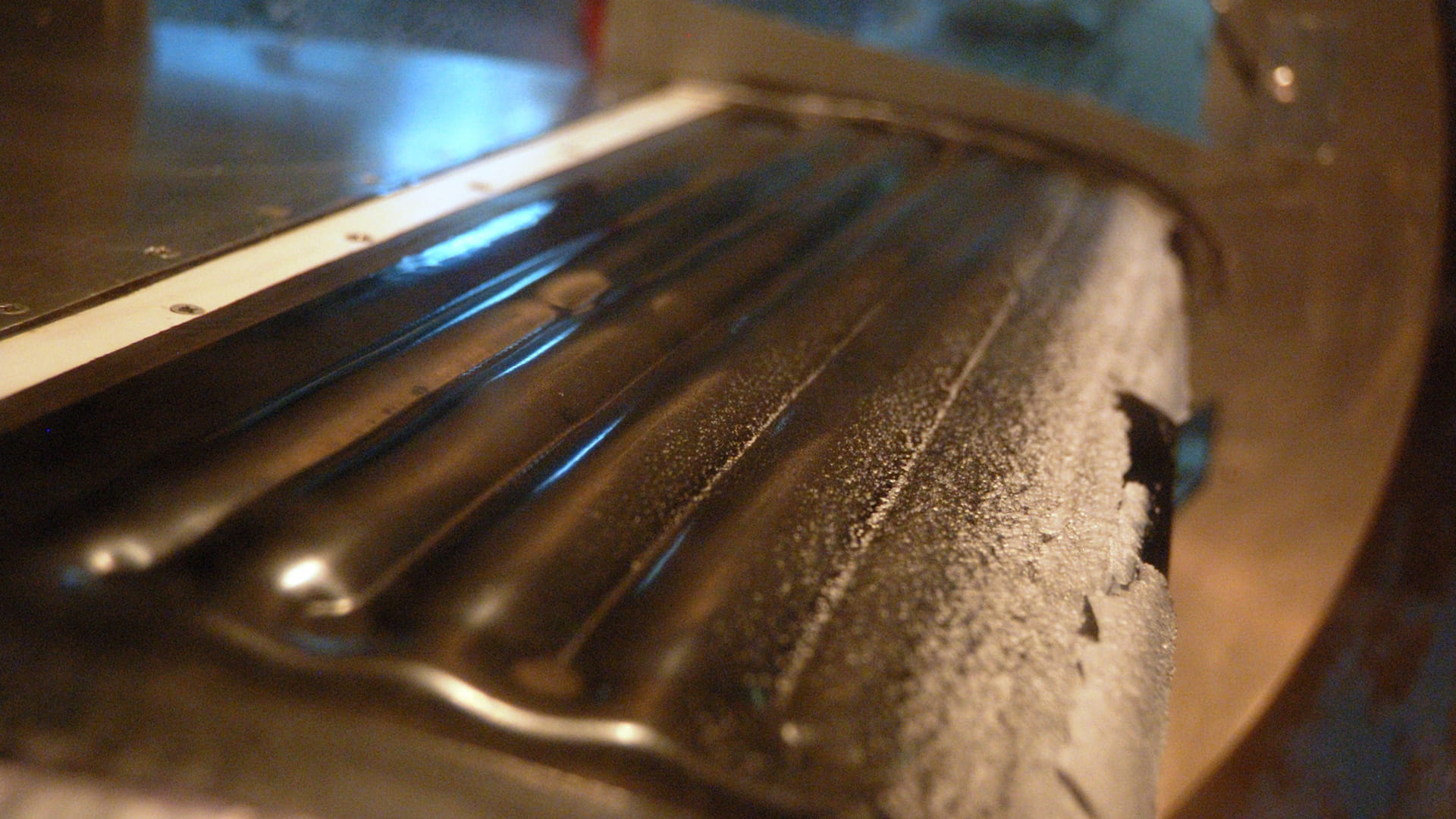 De-icer boot with light ice buildup