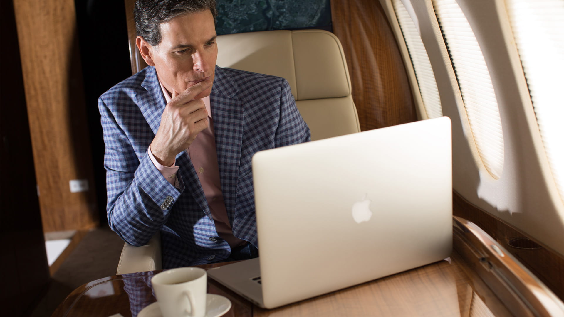 falcon2000_cabin_cabinconnectivity