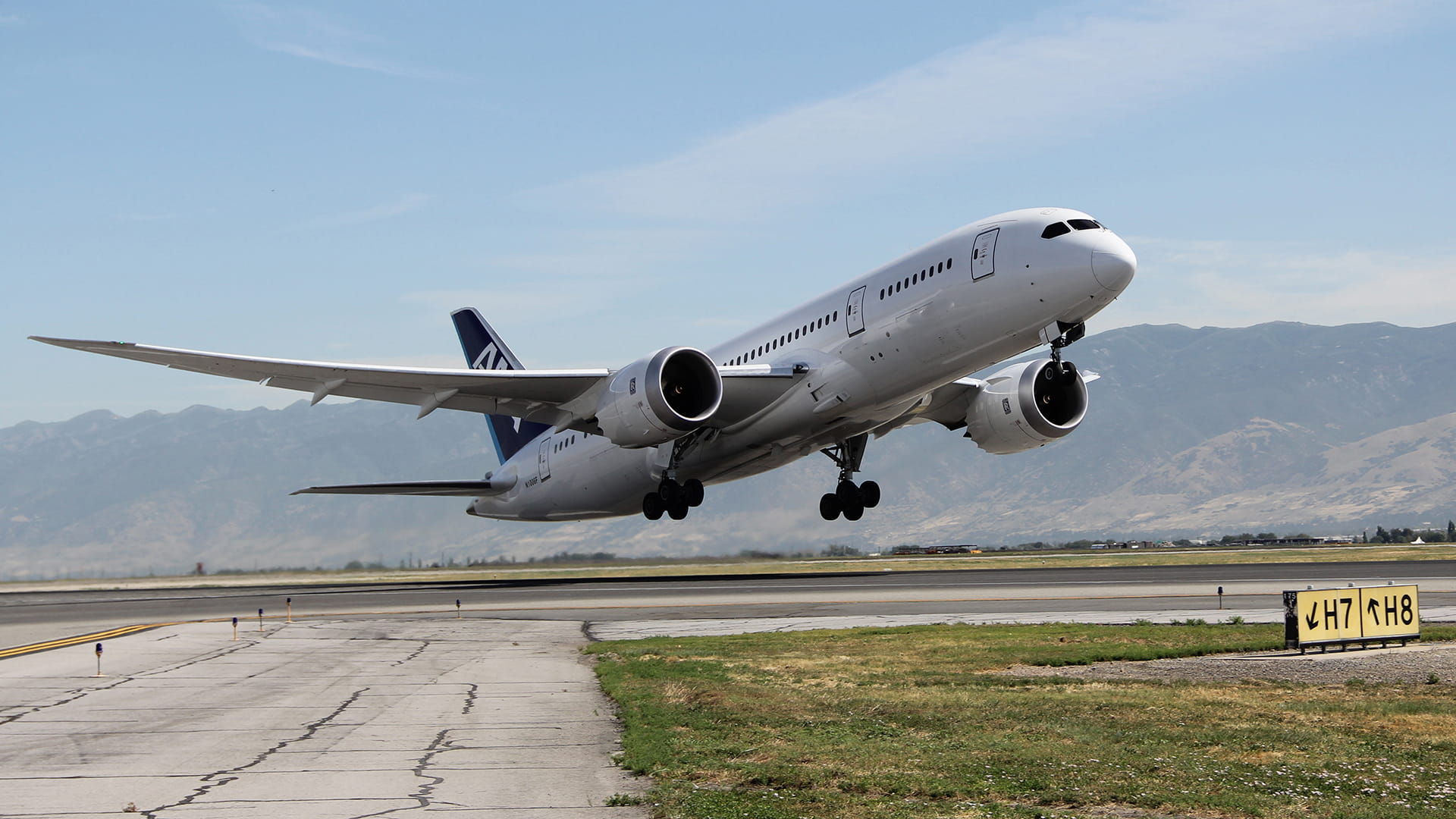 Boeing 787 ascending