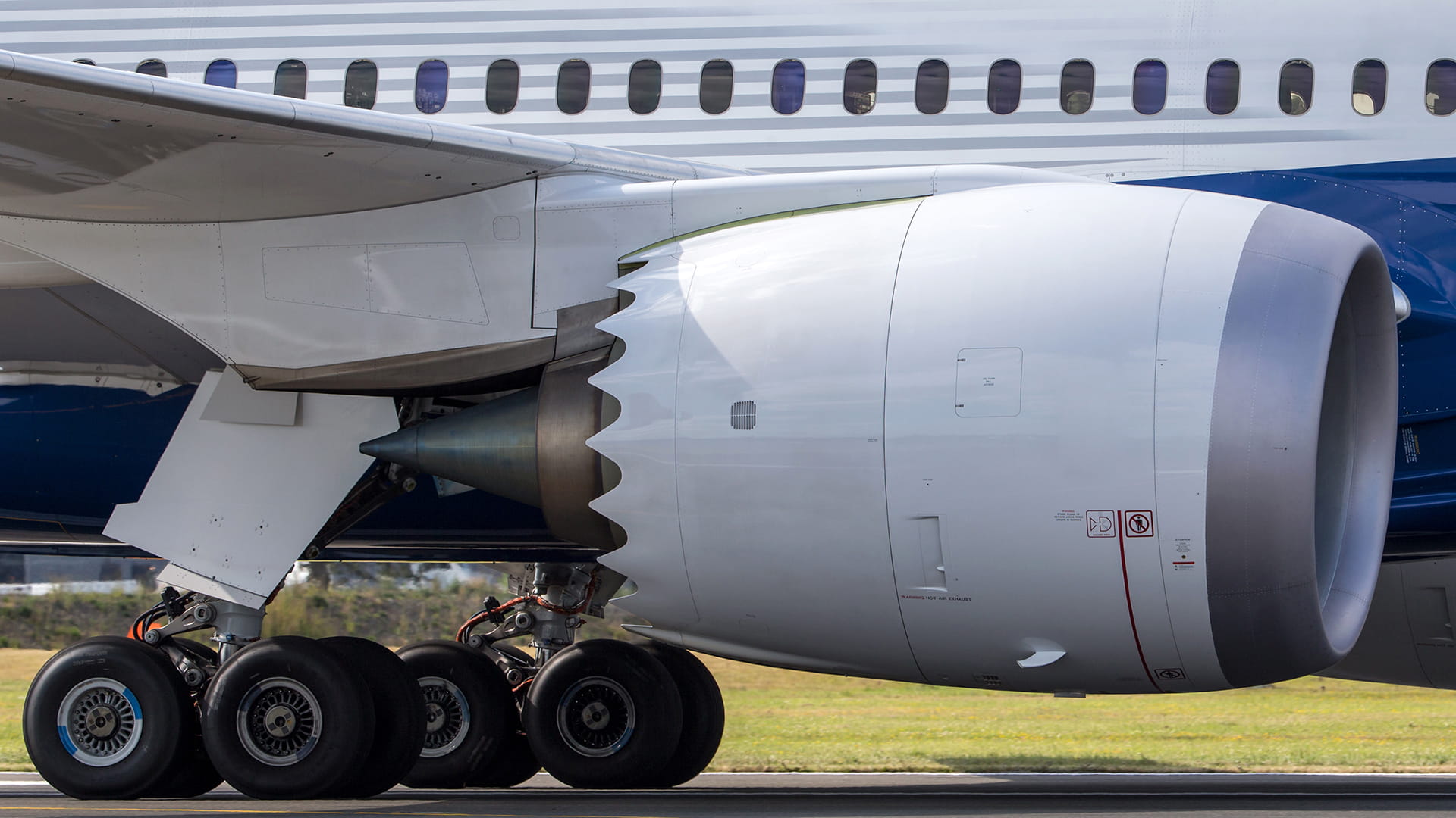 Plane sideview of Boeing 787