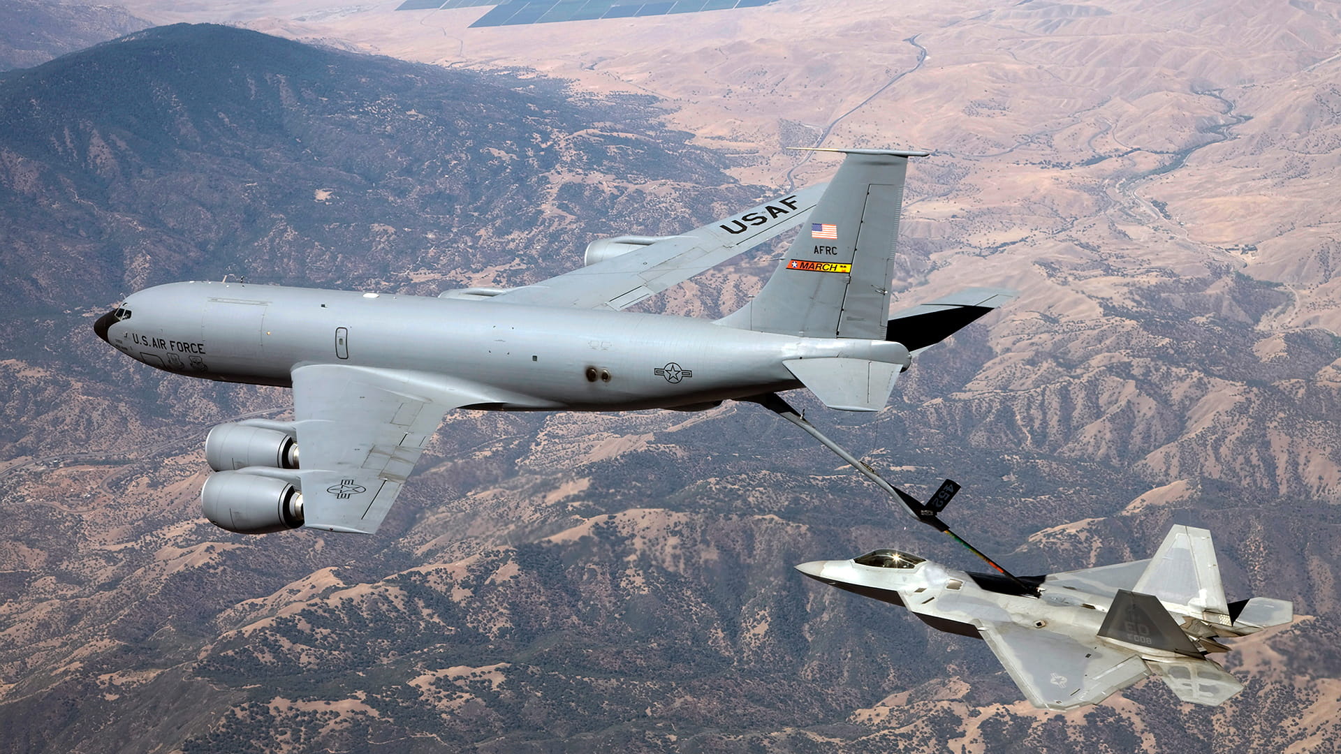 KC-135 refueling an F-22 Raptor