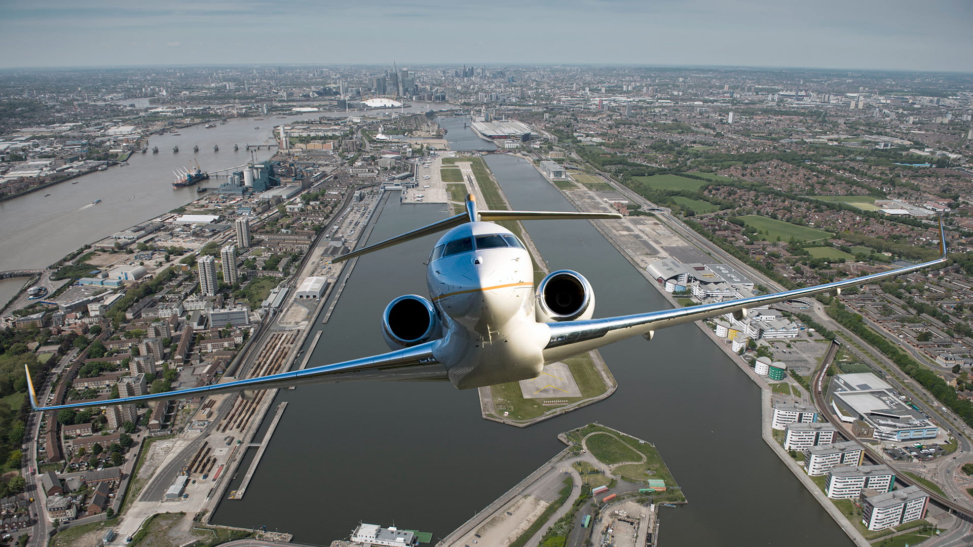 Bombardier Global 6000 flying towards