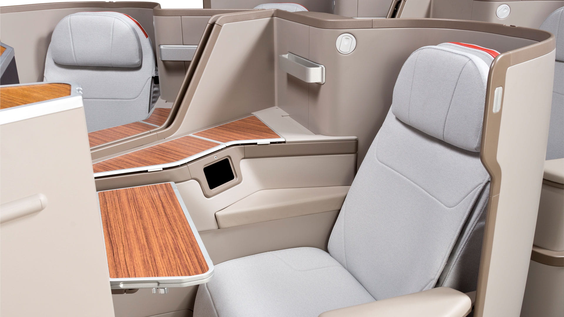 Business class Super Diamond’s® all-aisle access seating