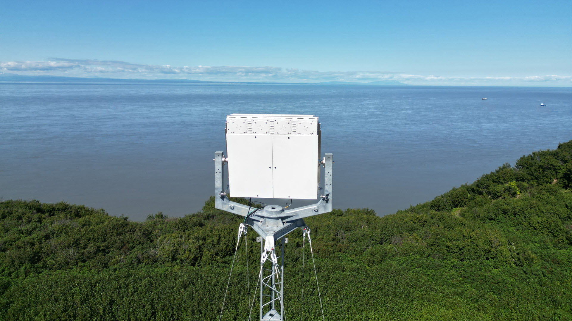 Primary air traffic cooperative surveillance radar supporting modern airspace operations above terrain and water. The radar is an example of Collins Aerospace's primary cooperative surveillance radar technology, including Skyler®, delivering independent aircraft detection for terminal and en route air traffic surveillance.
