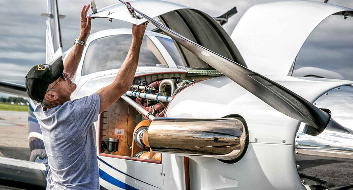 Un homme ouvrant la porte d'un avion