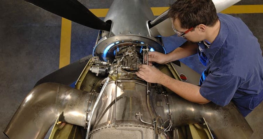 HSI-PT6_mechanic_on_wing_bodyimage2_900x475