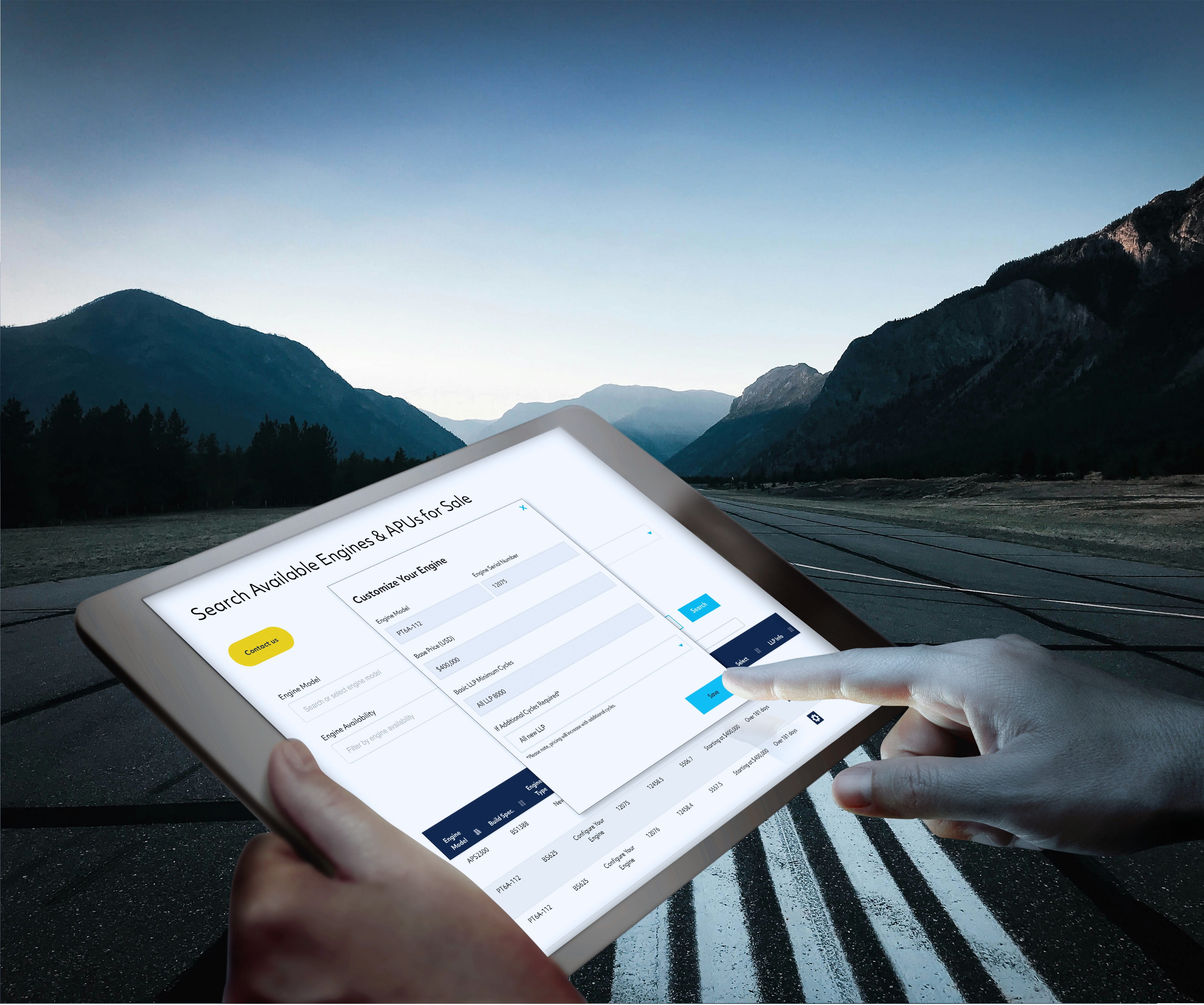 Gros plan de mains tenant un tablet