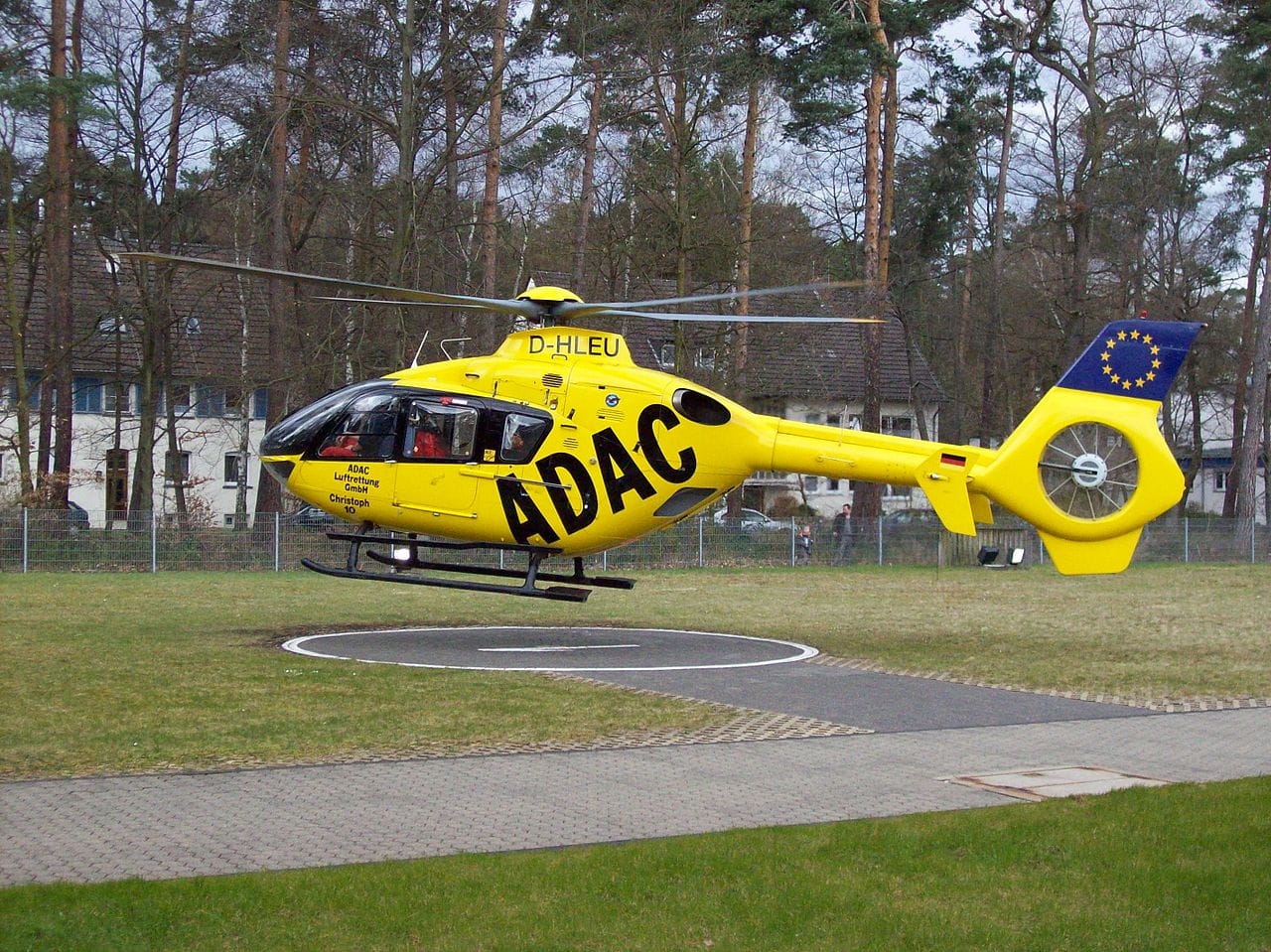 1280px-Helicopter_EC135