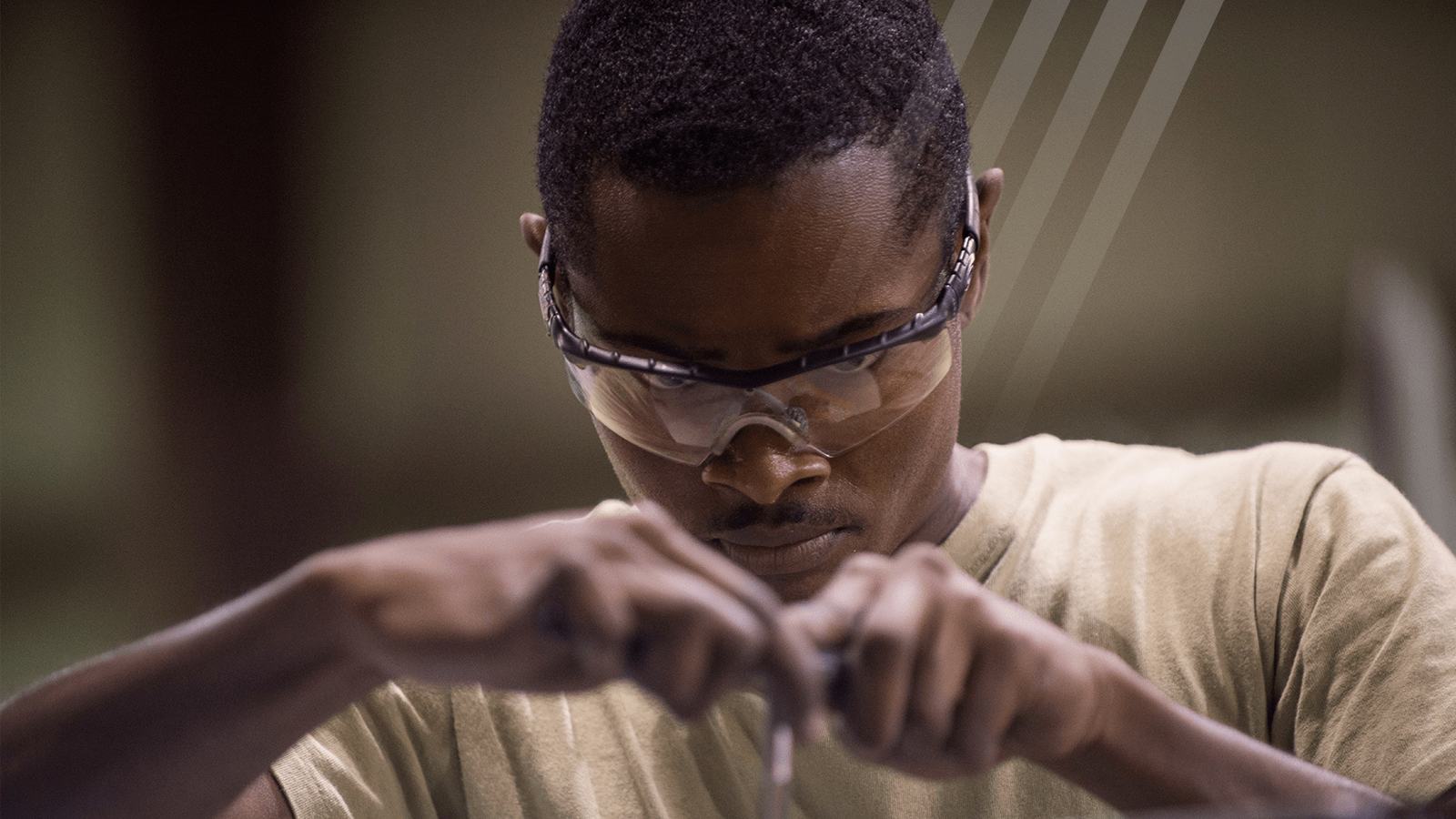 20Services-23MilitaryEngineSustainment-233PartandAccessoryRepair-Hero-1600x900