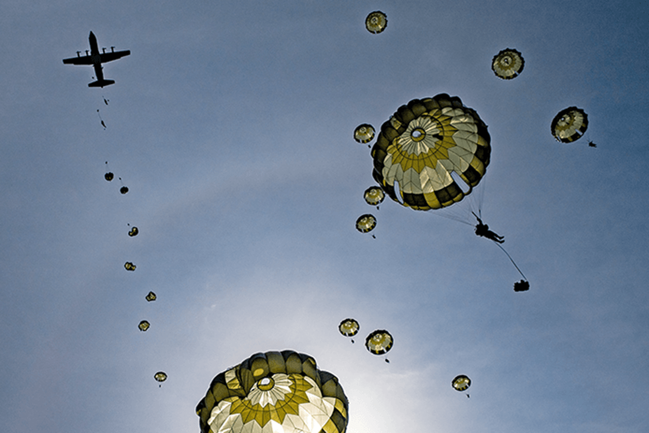 「エアボーン21」に参加する陸上自衛隊の空挺団（2021年3月実施）。この過去最大の日米共同降下訓練には、陸自空挺団の隊員約600名と米空軍C-130輸送機12機が集結。130個の物量投下も実施した（photo：米空軍）