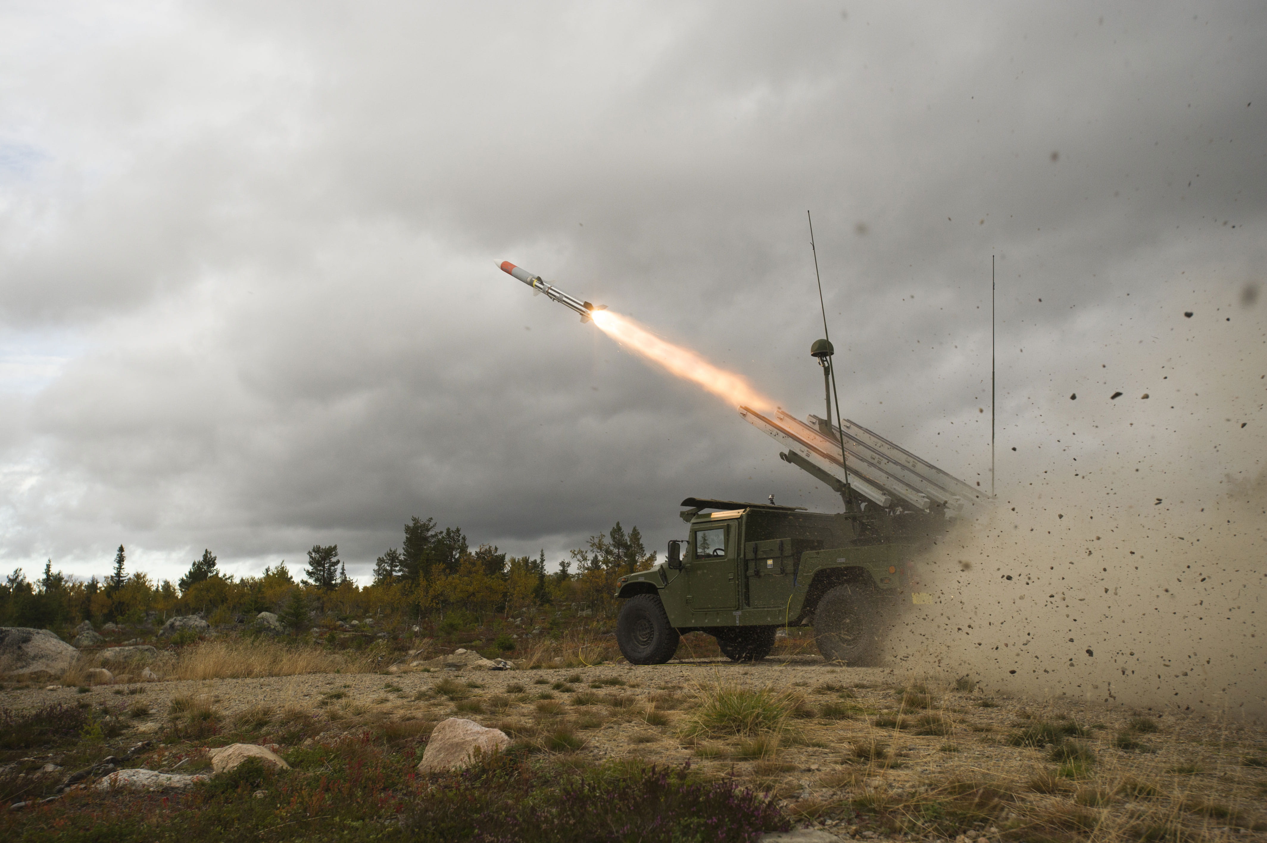 スウェーデンで実施された多国間軍事演習トールハンマーにて、NASAMS高機動ミサイル発射機からAIM-120C7 AMRAAMを発射するノルウェー軍。AMRAAMは当初米軍向けに開発されたが、現在では世界数十カ国の同盟国軍に採用されている。