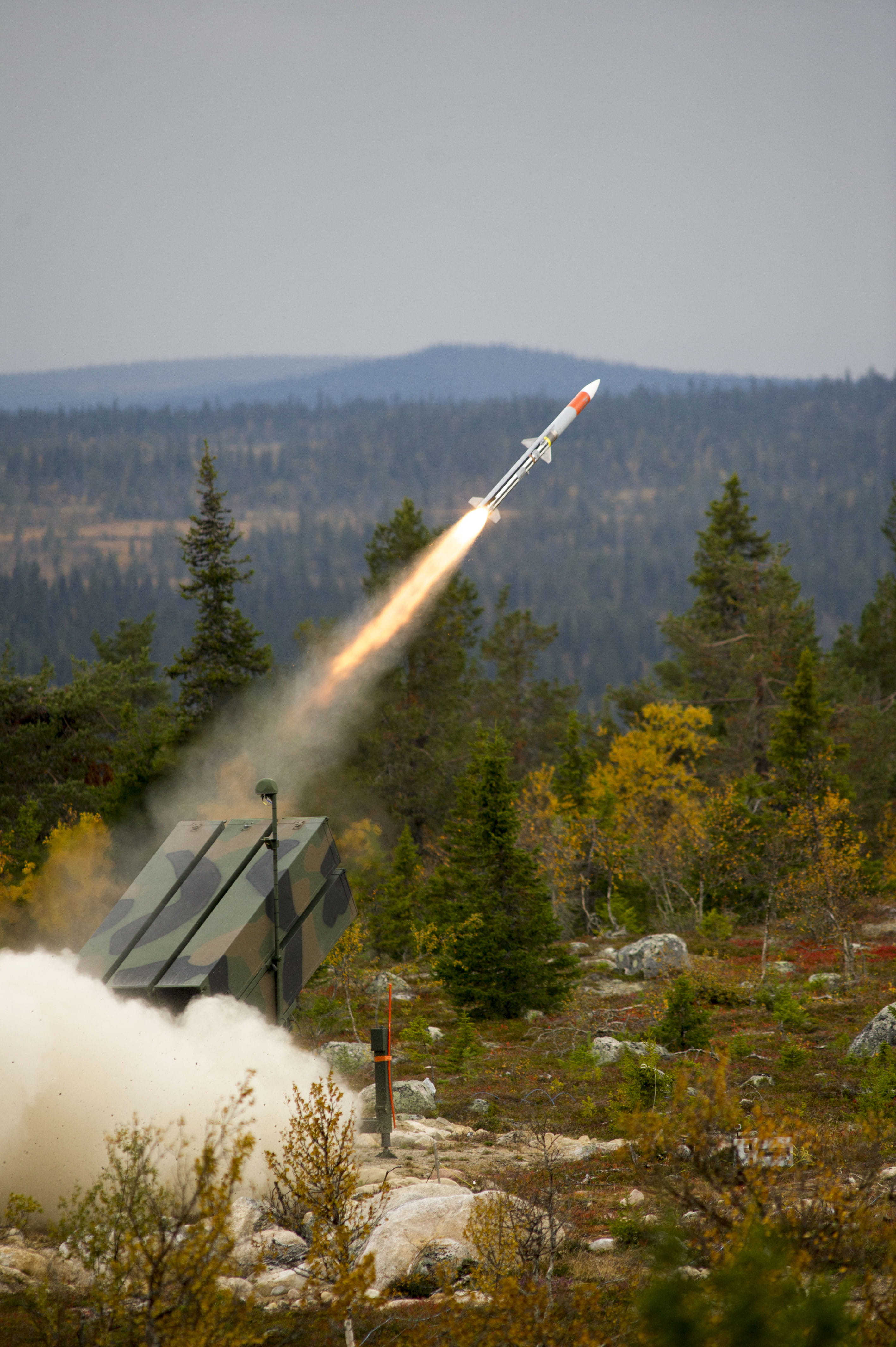 スウェーデンで実施された多国間軍事演習トールハンマーにて、AIM-120C7 AMRAAMミサイル2発をNASAMSミサイル発射機から打つフィンランド軍。