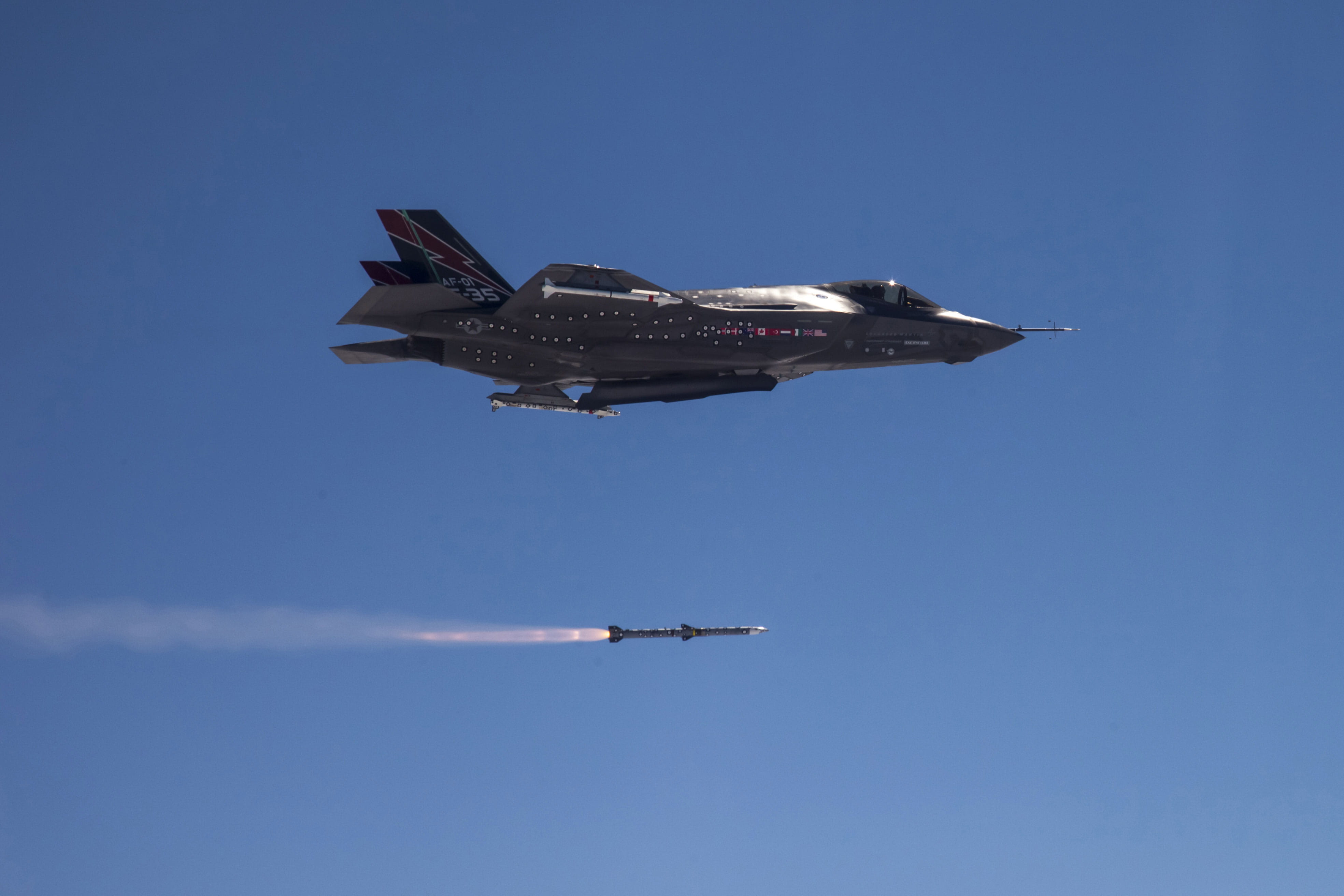 カリフォルニア沖にて、空対空ミサイルAMRAAMの試験発射を行うF-35AライトニングII。（写真提供：米空軍）