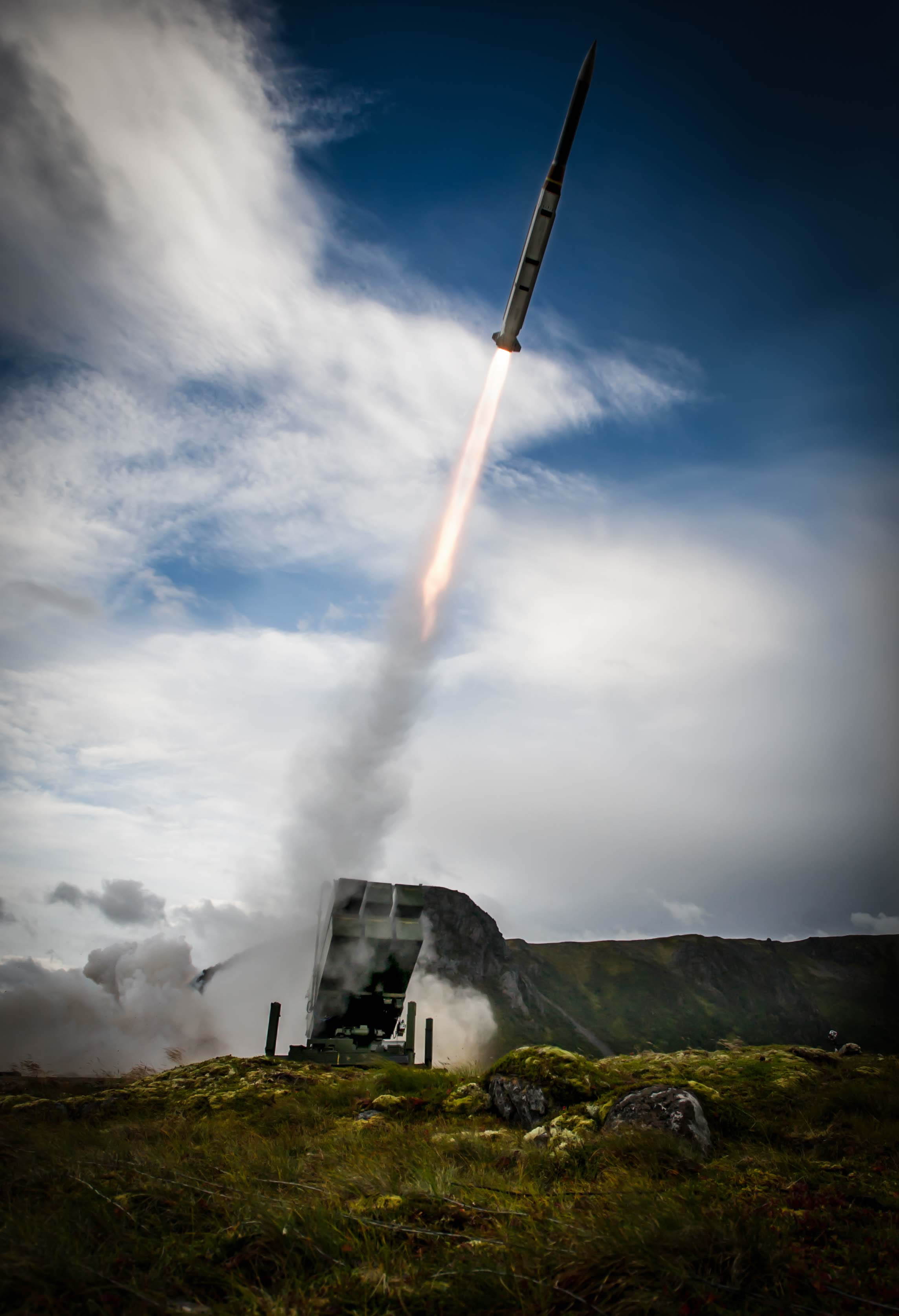 ノルウェーのアンドーヤ宇宙センターで実施された試験にて、NASAMS™から発射されたAMRAAM-ERミサイルが目標のドローンに命中、破壊に成功。この試験により、AMRAAM-ER、NASAMSシステム、防空レーダーAN/MPQ-64（センチネル）、コングスベルグ・ディフェンス&エアロスペース（KDA）のFDC統制システムなど、全てが認証済みとなった。