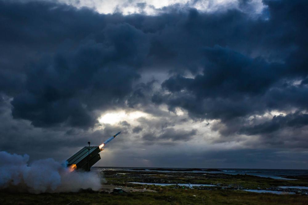 発射試験にてAMRAAM-ERミサイルをNASAMS高機動発射機から打つノルウェー軍。AMRAAMは当初米軍向けに開発されたが、現在では世界数十カ国の同盟国軍に採用されている。