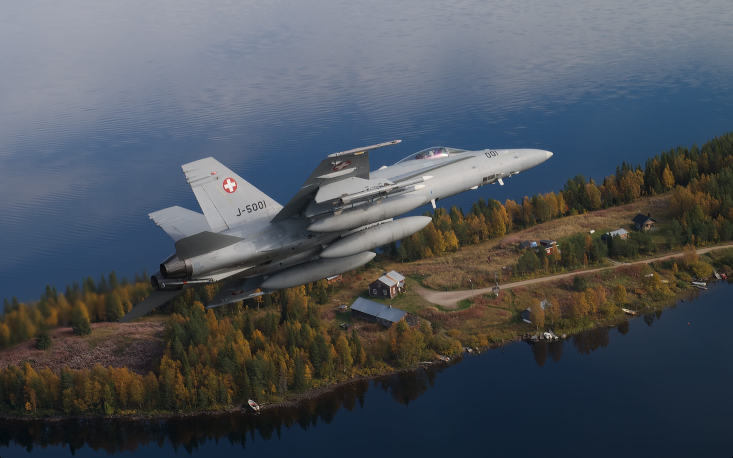 スウェーデンで実施された多国間軍事演習トールハンマーにて、F-18戦闘機からAIM-120C7 AMRAAMミサイルを発射するスイス軍。4カ国の軍のリーダーが協力し、5発のAMRAAMミサイル実射試験に成功。