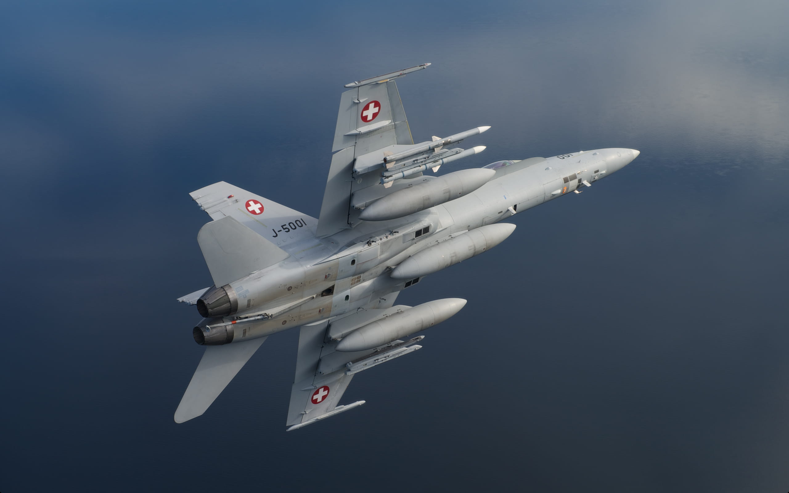 スウェーデンで実施された多国間軍事演習トールハンマーにて、F-18戦闘機からAIM-120C7 AMRAAMミサイルを発射するスイス軍。4カ国の軍のリーダーが協力し、5発のAMRAAMミサイル実射試験に成功。