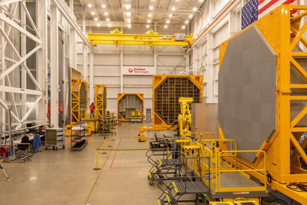 SPY-6レーダーは、レーダーモジュラーアセンブリと呼ばれる個別の「ビルディングブロック」で構成されています。このビルディングブロックとは、一つ一つが単体で作動するレーダーとなっており、2’x2’x2’の「箱」に収められております。これらの「箱」は、積み重ねることで、どういった船の任務要求にも応えることが可能です。まさにこの特徴により、SPY-6シリーズは米海軍初の真に拡張性のあるレーダーとなりました。