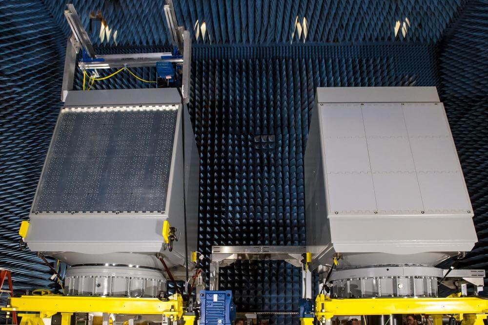 SPY-6レーダーは、レーダーモジュラーアセンブリと呼ばれる個別の「ビルディングブロック」で構成されています。このビルディングブロックとは、一つ一つが単体で作動するレーダーとなっており、2’x2’x2’の「箱」に収められております。これらの「箱」は、積み重ねることで、どういった船の任務要求にも応えることが可能です。まさにこの特徴により、SPY-6シリーズは米海軍初の真に拡張性のあるレーダーとなりました。