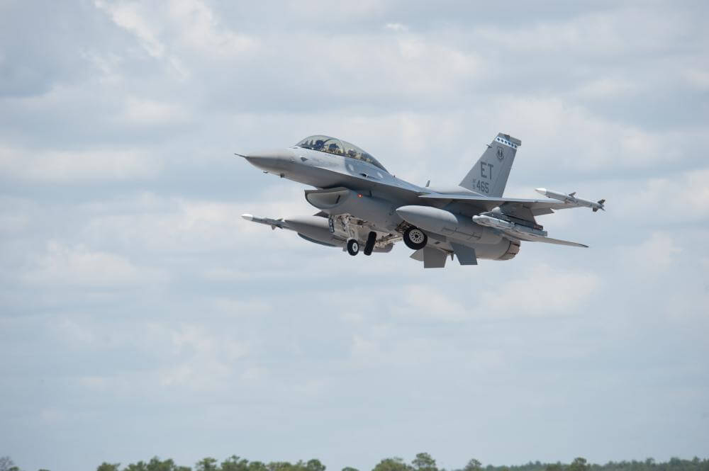 レイセオン・ミサイルズ＆ディフェンスと米海・空軍は、F-35、F/A-18E/F、F-16戦闘機へのスマートウェポンStormBreaker®の搭載を始めました。