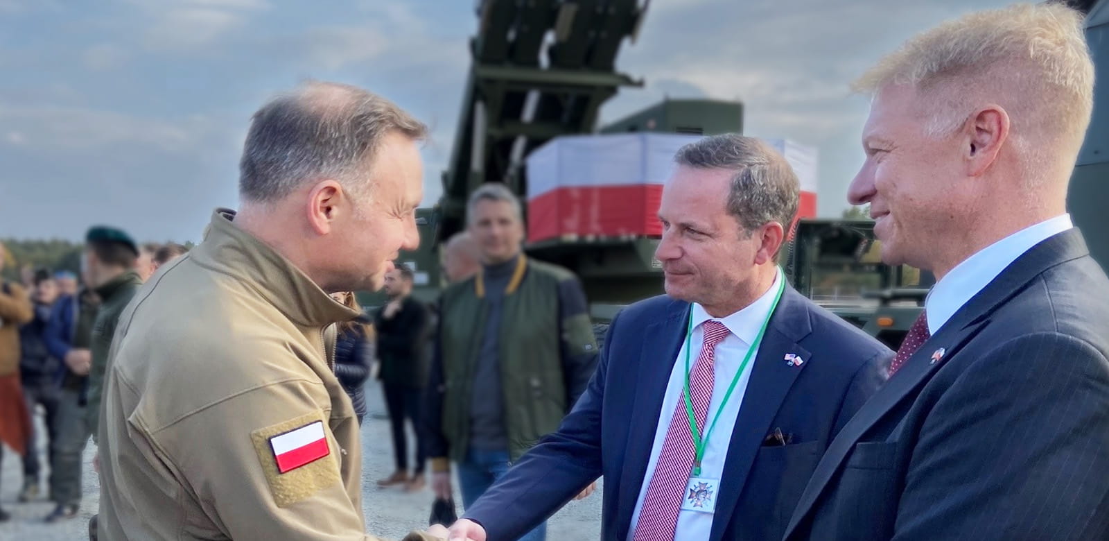 Prezydent Polski Andrzej Duda, Tom Laliberty, Prezes Land Warfare & Air Defense w Raytheon Missiles & Defense oraz Pete Bata, Wiceprezes Long-Range Ground-Based Air Defense w firmie Raytheon Missiles & Defense na poligonie w Toruniu, gdzie realizowana jest procedura SICO.