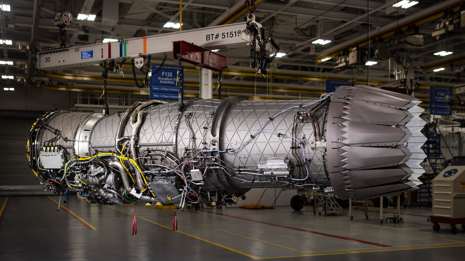 Samolot F-35 napędza i zasila silnik Pratt & Whitney F135. Aby zaspokoić przyszłe potrzeby myśliwców F-35, firma Pratt & Whitney zaproponowała modernizację silnika znaną jako Pakiet Ulepszeń Silnika (Enhanced Engine Package).