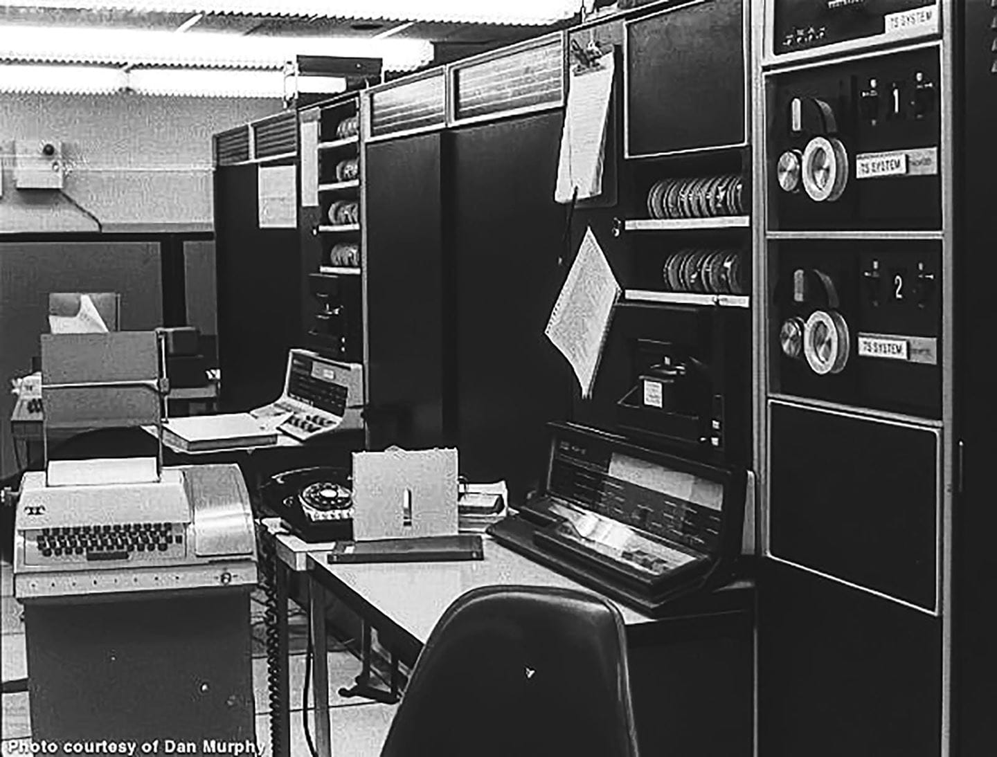 Echipamentul folosit de Ray Tomlinson, un inginer șef în compania Bolt, Beranek & Newman (companie achiziționată ulterior de Raytheon) pentru a trimite primul e-mail în rețea în 1971. 