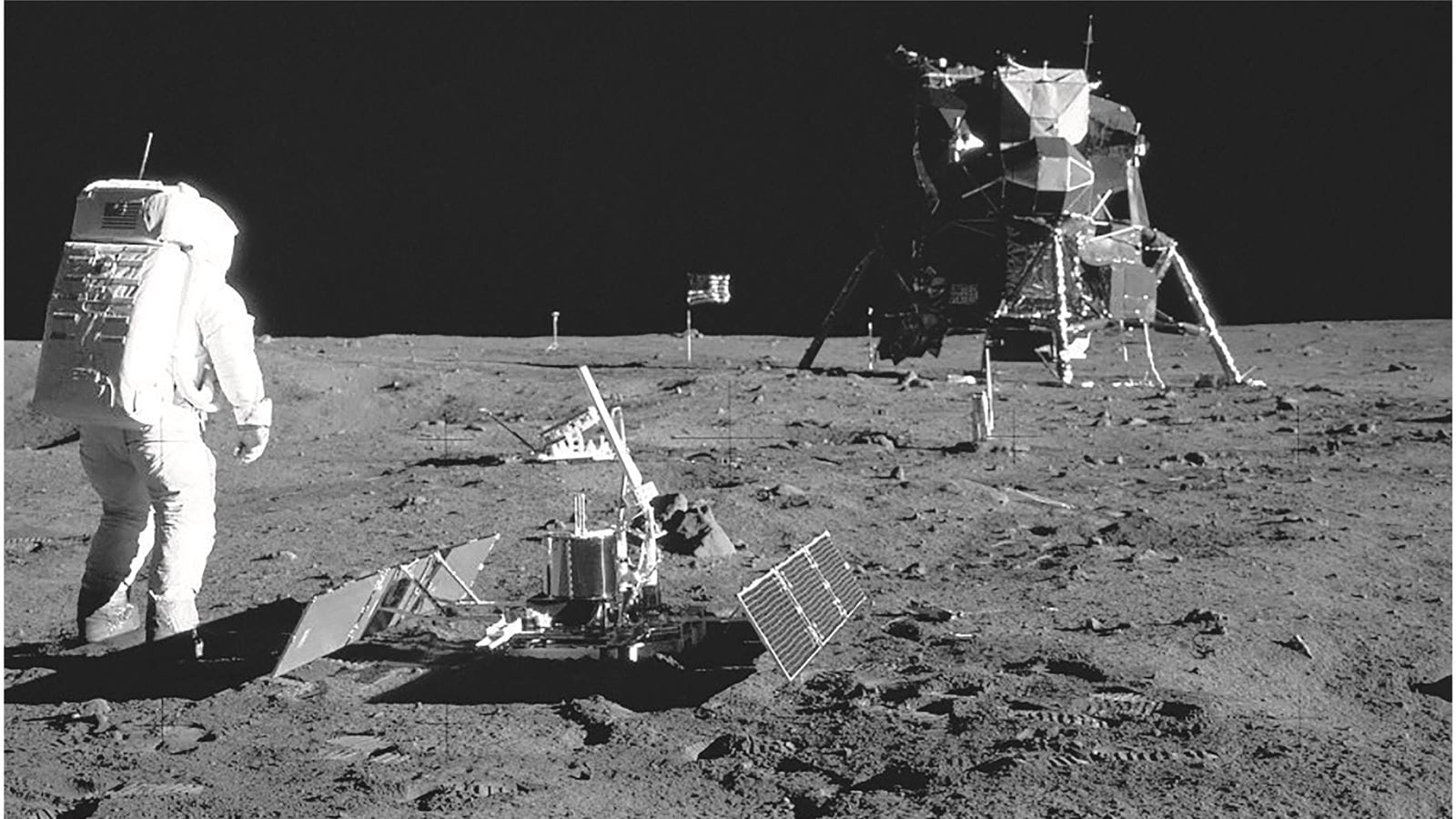 Collins Aerospace, o divizie a Raytheon Technologies, a construit sistemele de susținere a vieții pentru costumele spațiale care i-au dus pe primii astronauți pe Lună. 