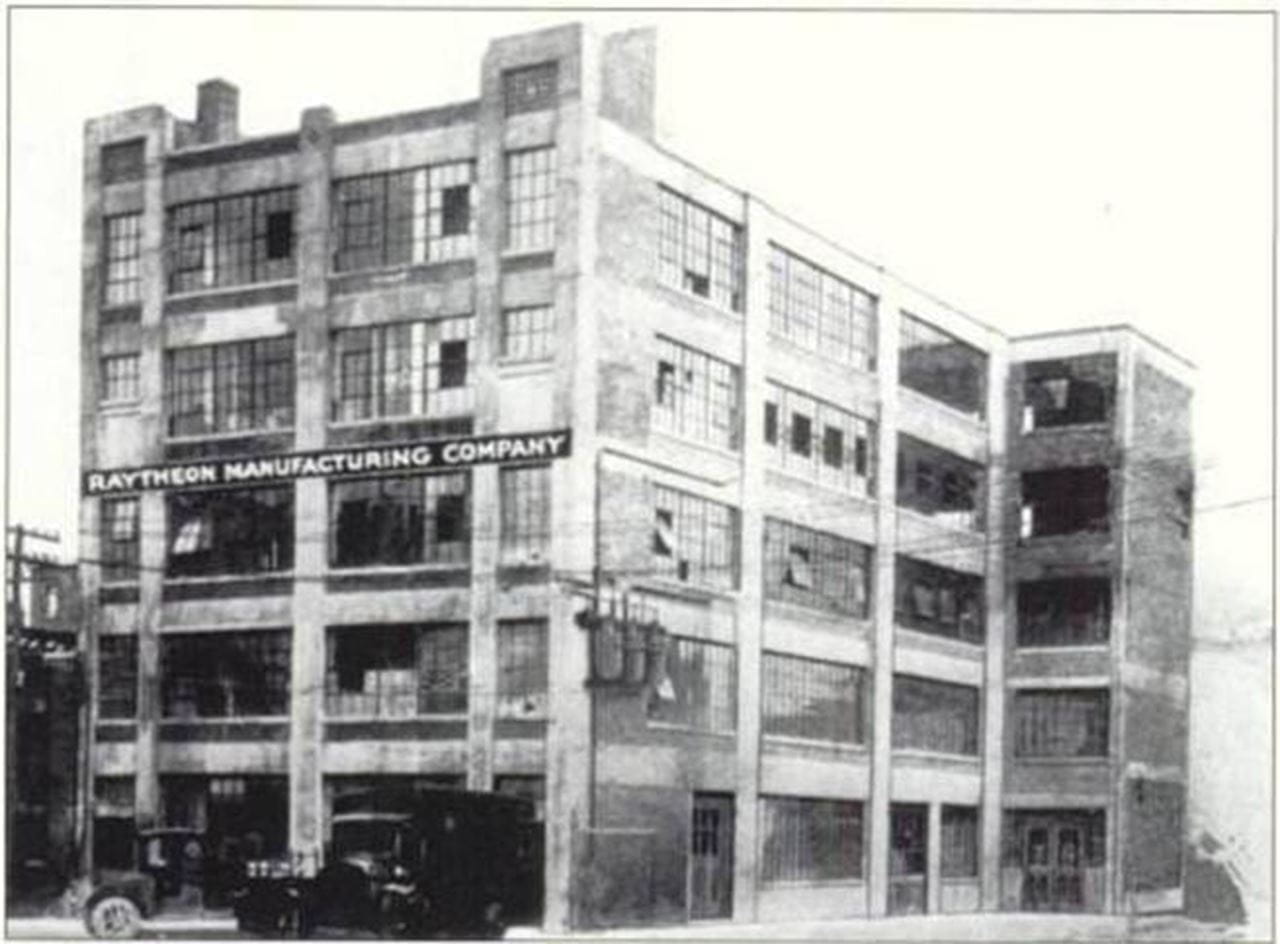 Prima unitate de producție Raytheon a fost dezvoltată în 1928 în această clădire din Kendall Square din Cambridge, Massachusetts, SUA.