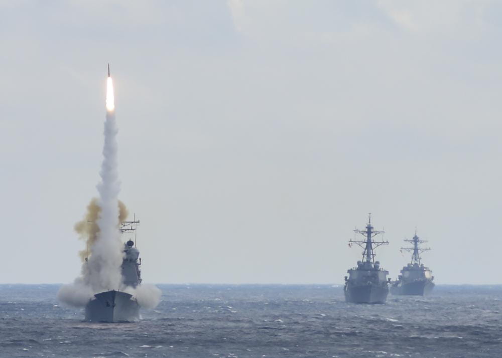 Guided-missile cruiser USS Monterey (CG 61) launches an SM-2 missile to destroy an advanced high-speed target while USS Stout (DDG 55) and USS Mason (DDG 87) transit formation during a live-fire test of the ship’s Aegis weapons systems. (Photo: U.S. Navy)