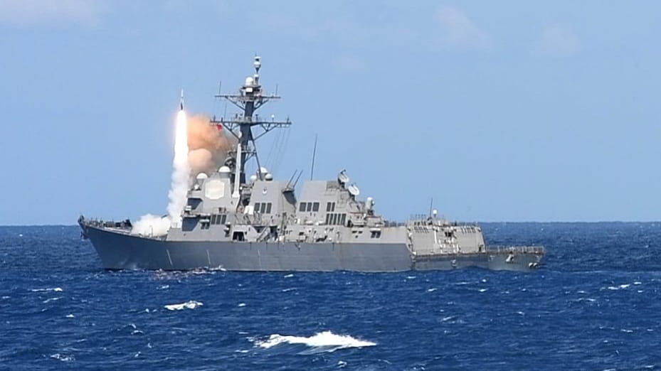 The guided-missile destroyer USS Farragut (DDG 99) launches an SM-2 missile from the aft missile deck during an exercise. (Photo: U.S. Navy)