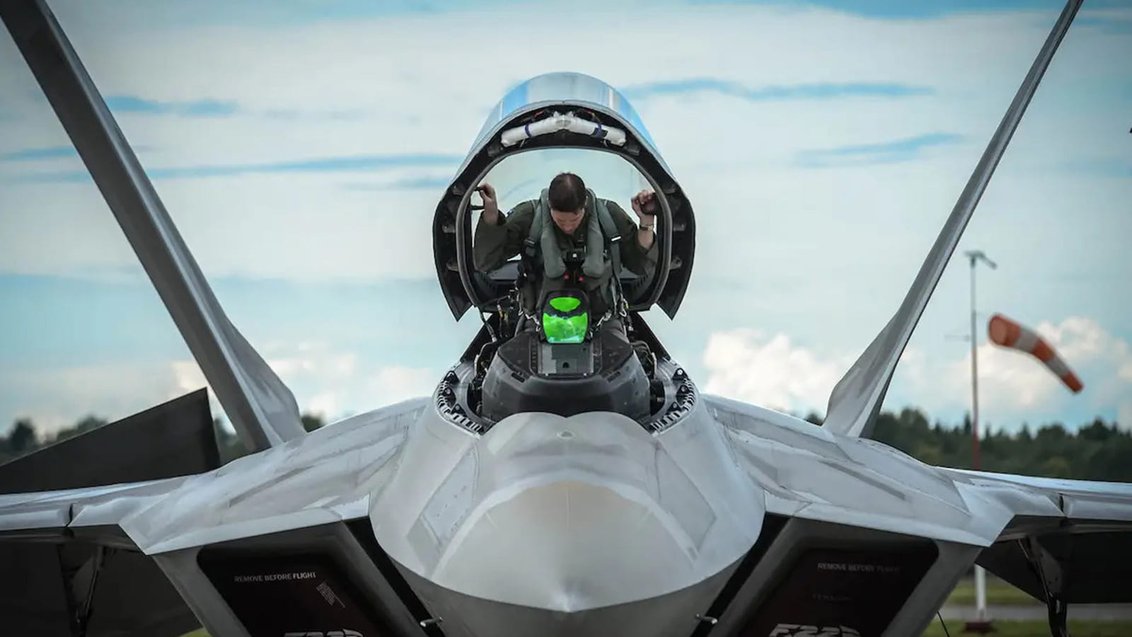 Open canopy fighter cockpit